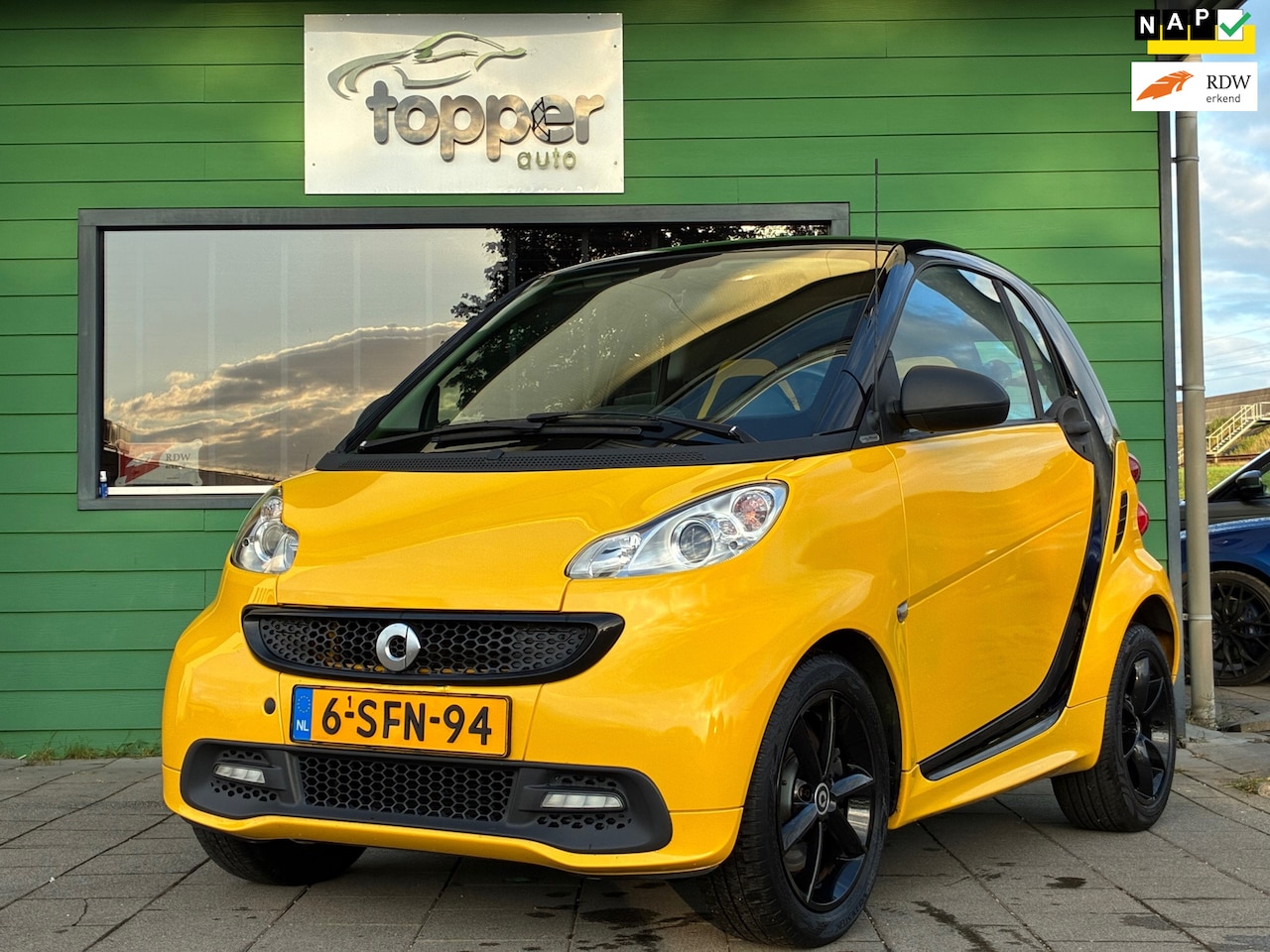 Smart Fortwo coupé - 1.0 mhd Bumble Bee|Panoramadak|Camera|Navigatie|Elektr.ramen|NAP|Automaat| - AutoWereld.nl