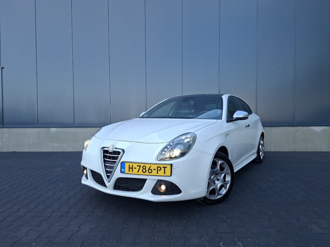 Alfa Romeo Giulietta - 1.4 T Distinctive | Schuifkanteldak | Goed onderhouden | Half lederen bekleding | Cruise c - AutoWereld.nl