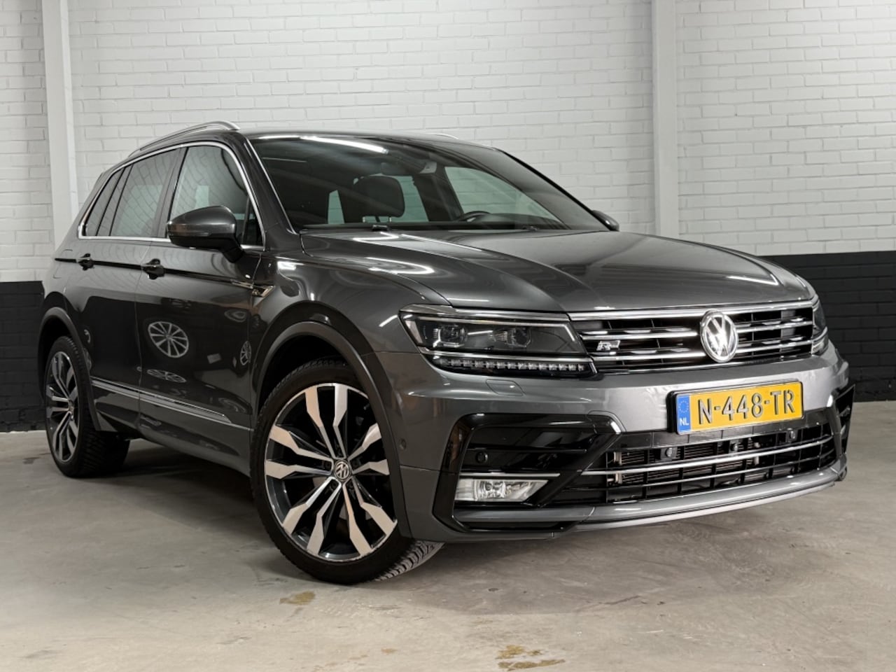 Volkswagen Tiguan - 2.0 TSI 4Motion R-Line! Pano, 360 Camera, HUD, Elektr Trekhaak, Enz. Enz.... - AutoWereld.nl