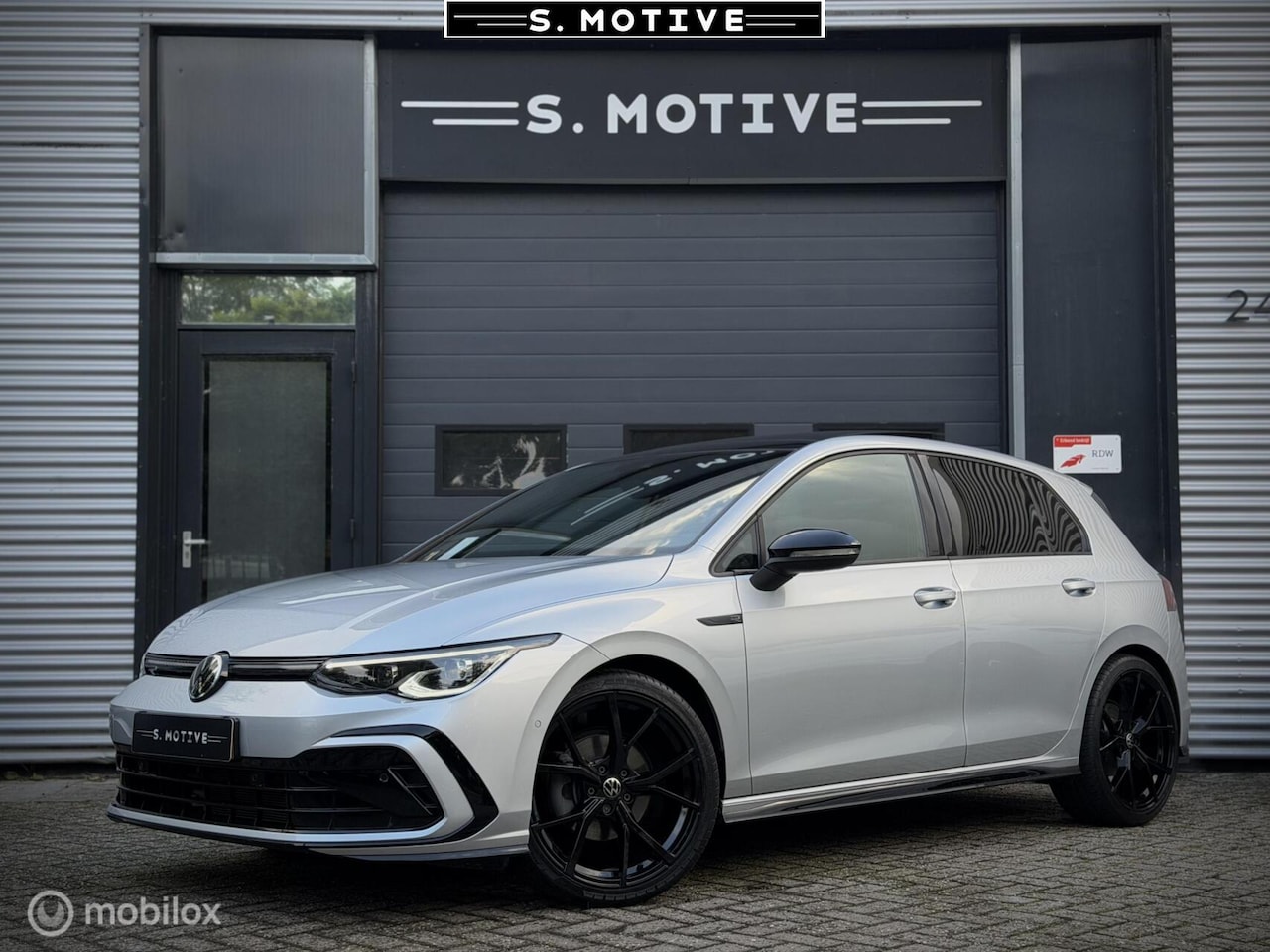 Volkswagen Golf - 1.5 eTSI R-Line H&K, Pano, Hub, IQ, Sfeer, Camera - AutoWereld.nl