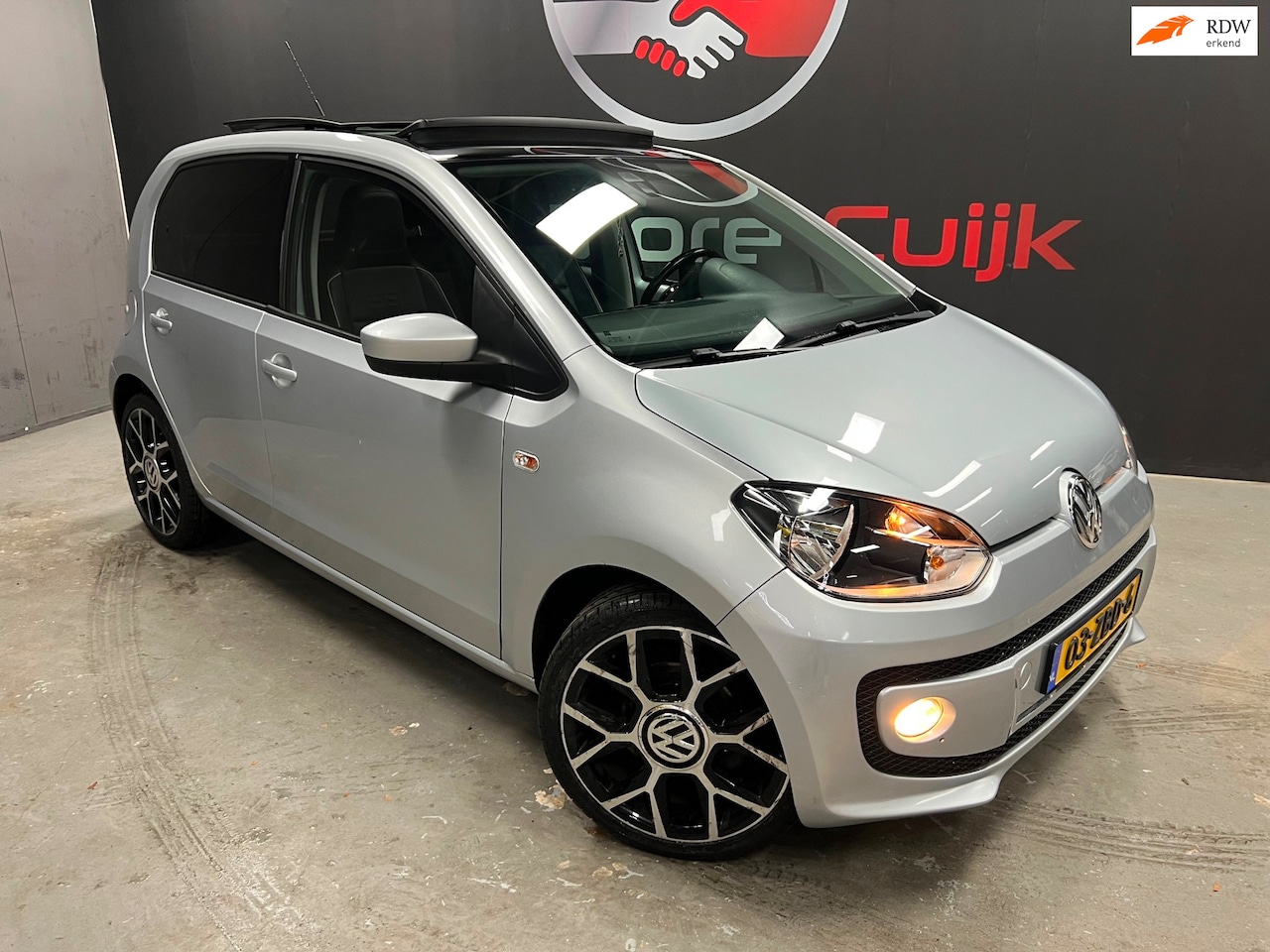 Volkswagen Up! - 1.0 high up! BlueMotion |NAP | PANO | Stoelverw. | Leder - AutoWereld.nl
