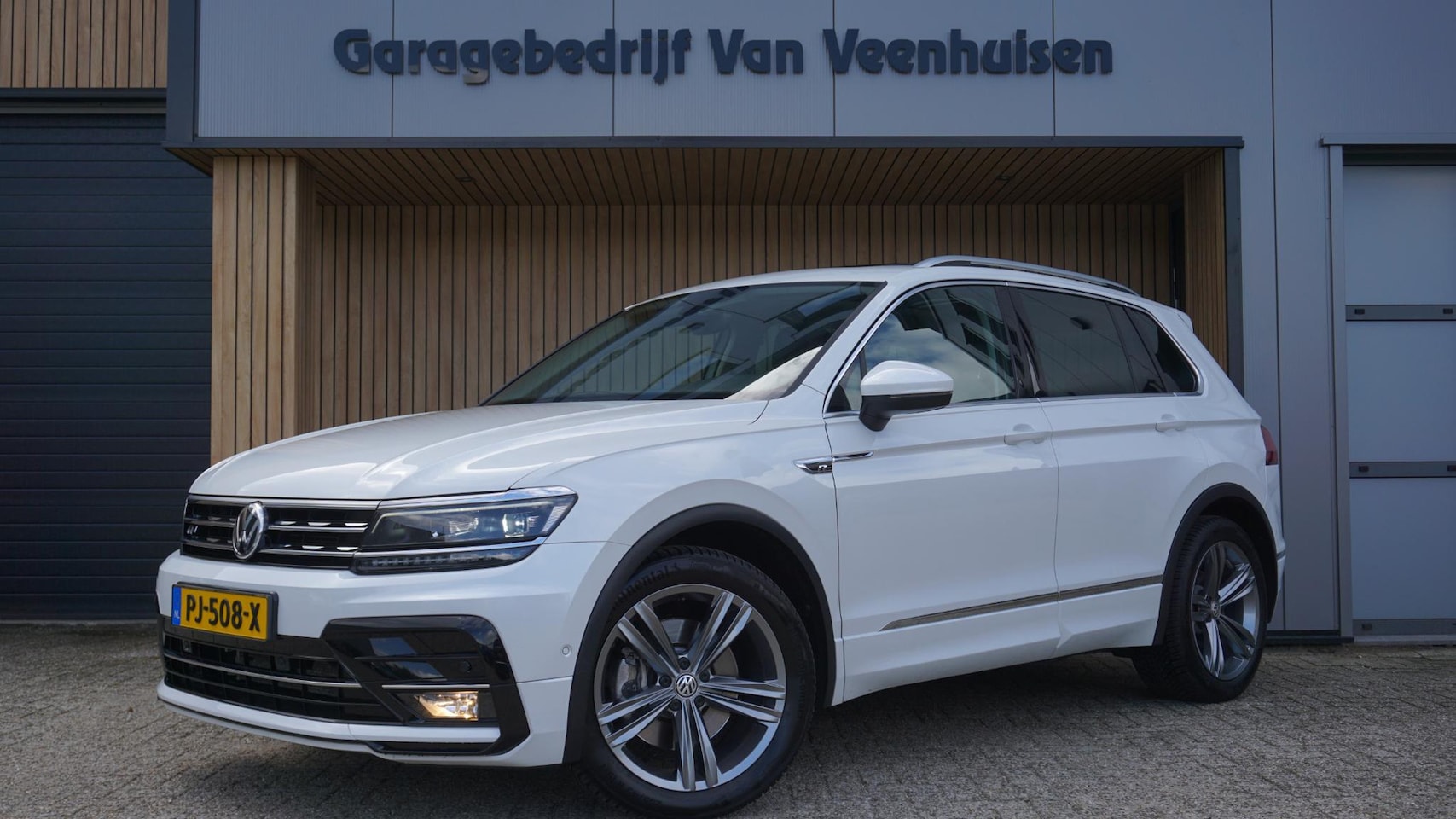 Volkswagen Tiguan - 2.0 TSI 180pk DSG 4Motion 2x R-Line & Highline Pano.Dak Exclusive-Leder Trekhaak 19inch LM - AutoWereld.nl