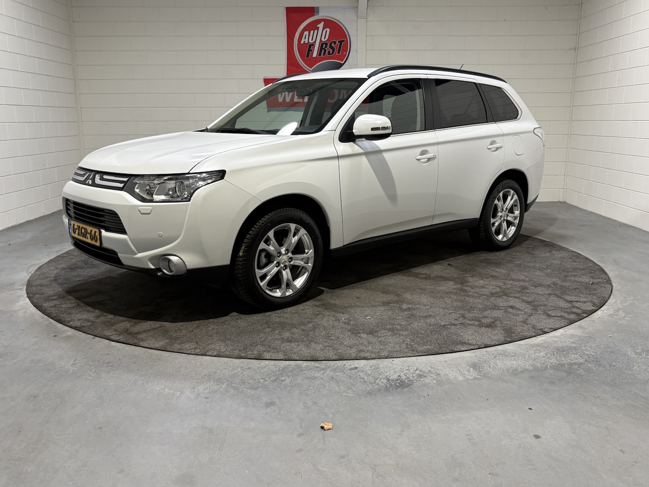 Mitsubishi Outlander - 2.0 Intense 2.0 Intense+, Automaat, 7 persoons, Clima, Cruise, Trekhaak, Camera, Dealer o.h., Isofix, - AutoWereld.nl