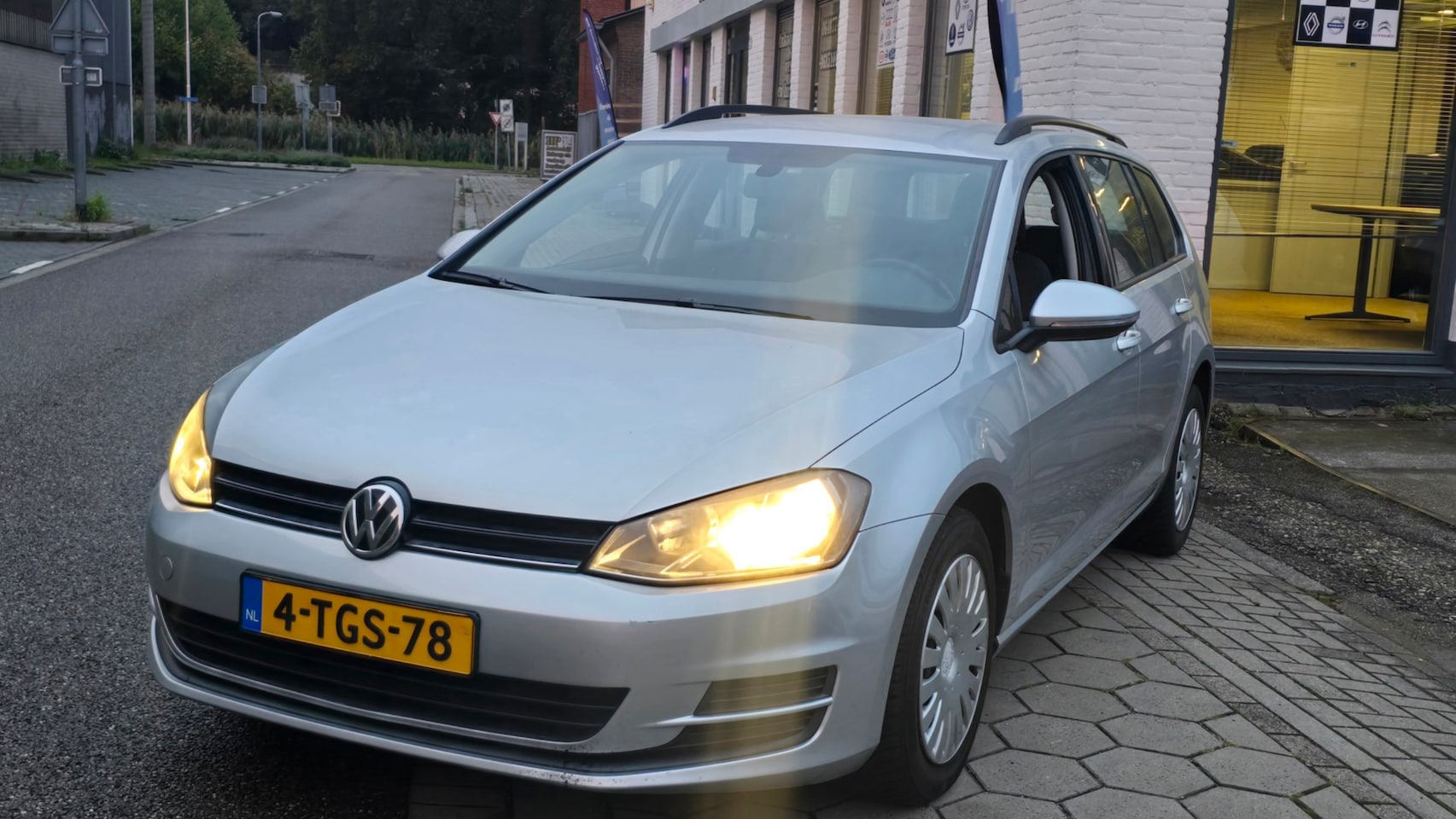 Volkswagen Golf Variant - 1.2 TSI Comfortline*1 e eigenaar *navigatie *nap*apk*airco * trekhaak*dealer onderhoud *in - AutoWereld.nl