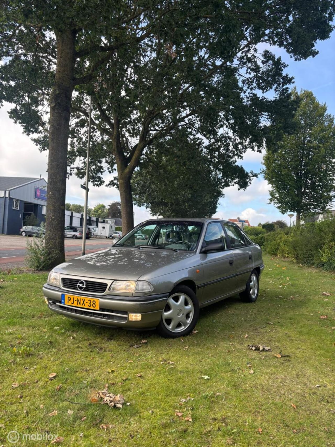 Opel Astra - sedan 1.6i-16V CDX trekhaak 2 jr apk - AutoWereld.nl