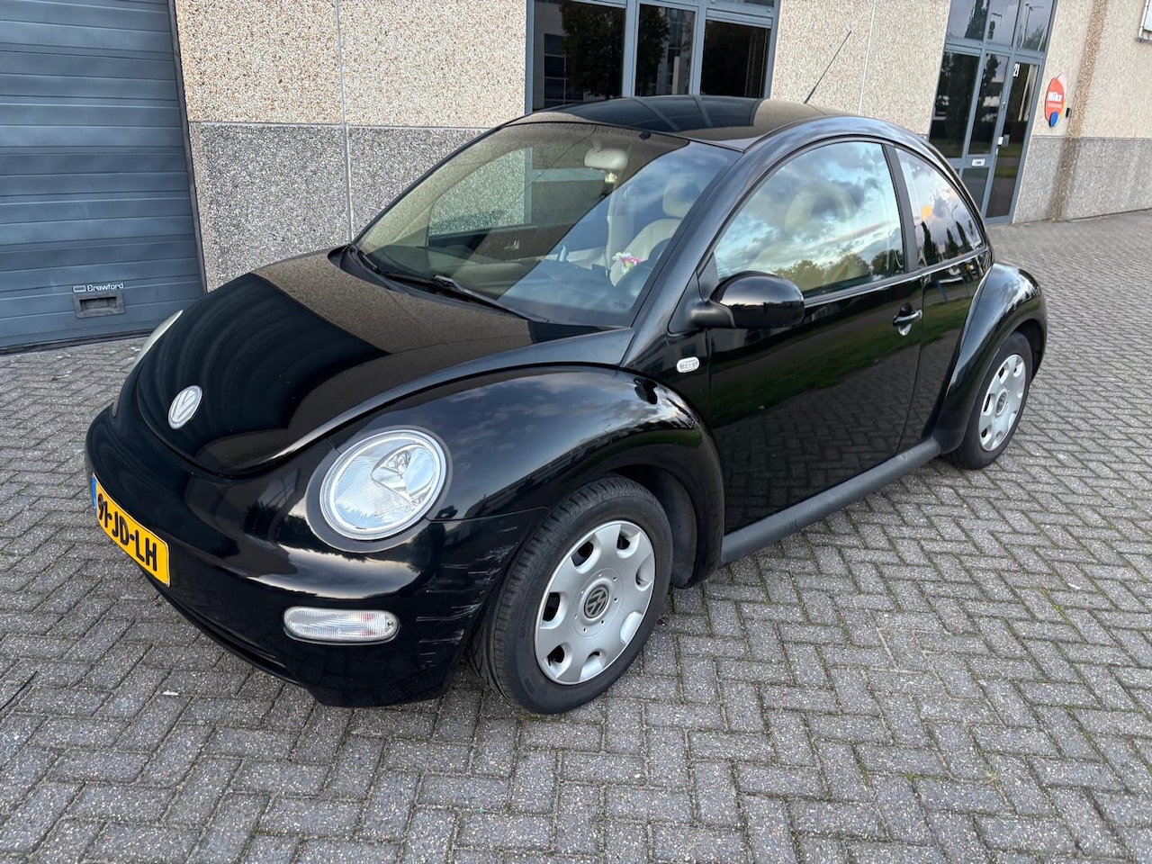 Volkswagen New Beetle - 2.0 Highline AUTOMAAT! Nieuwe APK! Airco Leer Goede staat. - AutoWereld.nl