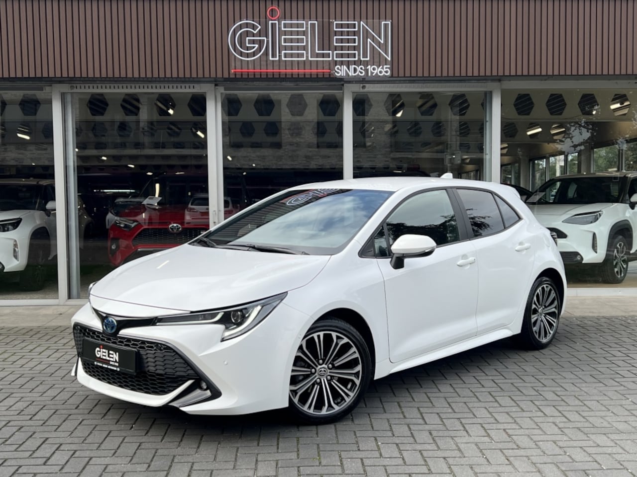 Toyota Corolla - 1.8 Hybrid First Edition | Dodehoekherkenning, 17 inch, Stoel + Stuurverwarming, Parkeerse - AutoWereld.nl