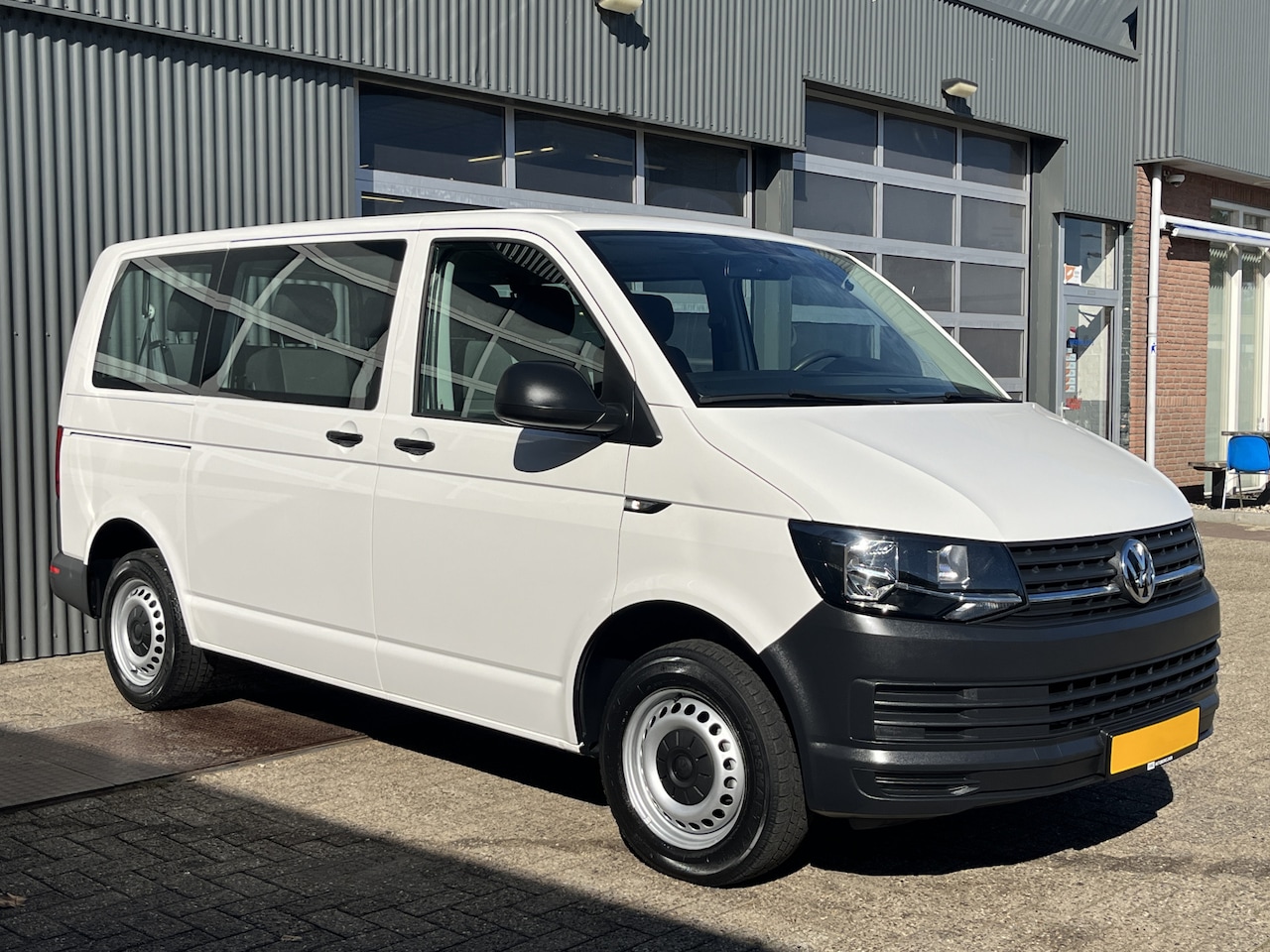 Volkswagen Transporter Kombi - 2.0 TDI L1H1 Incl btw 9-Persoons Personenvervoer Taxi met Airco Telefoonverbinding Groepsv - AutoWereld.nl