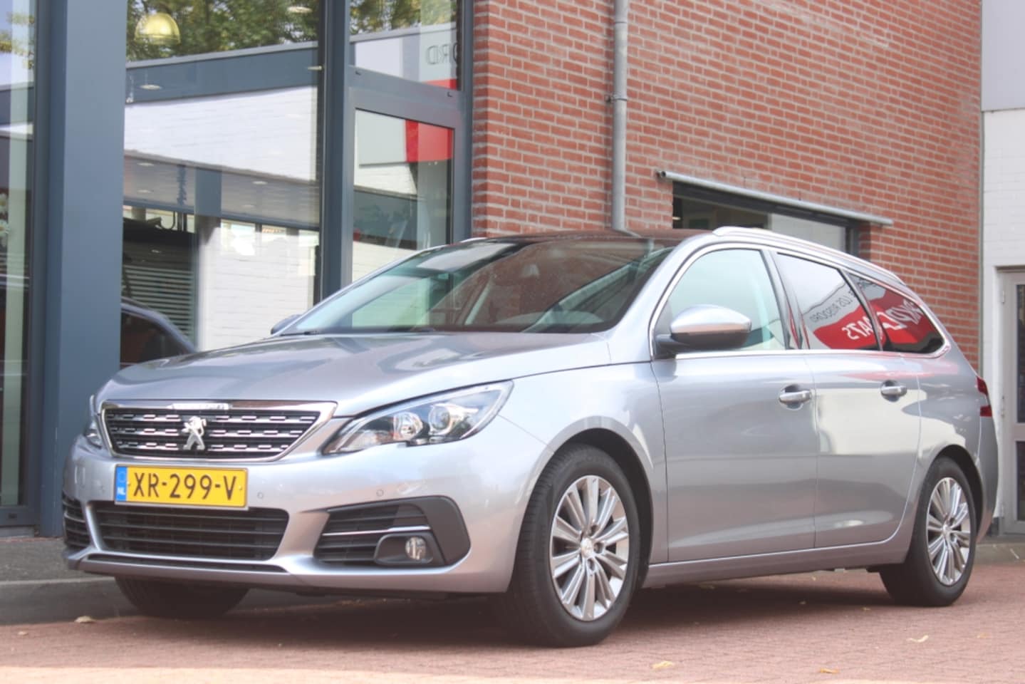 Peugeot 308 SW - 1.2 PureTech *Premium* | Leder | Camera | Trekhaak | Panorama | Carplay | Navigatie | Crui - AutoWereld.nl