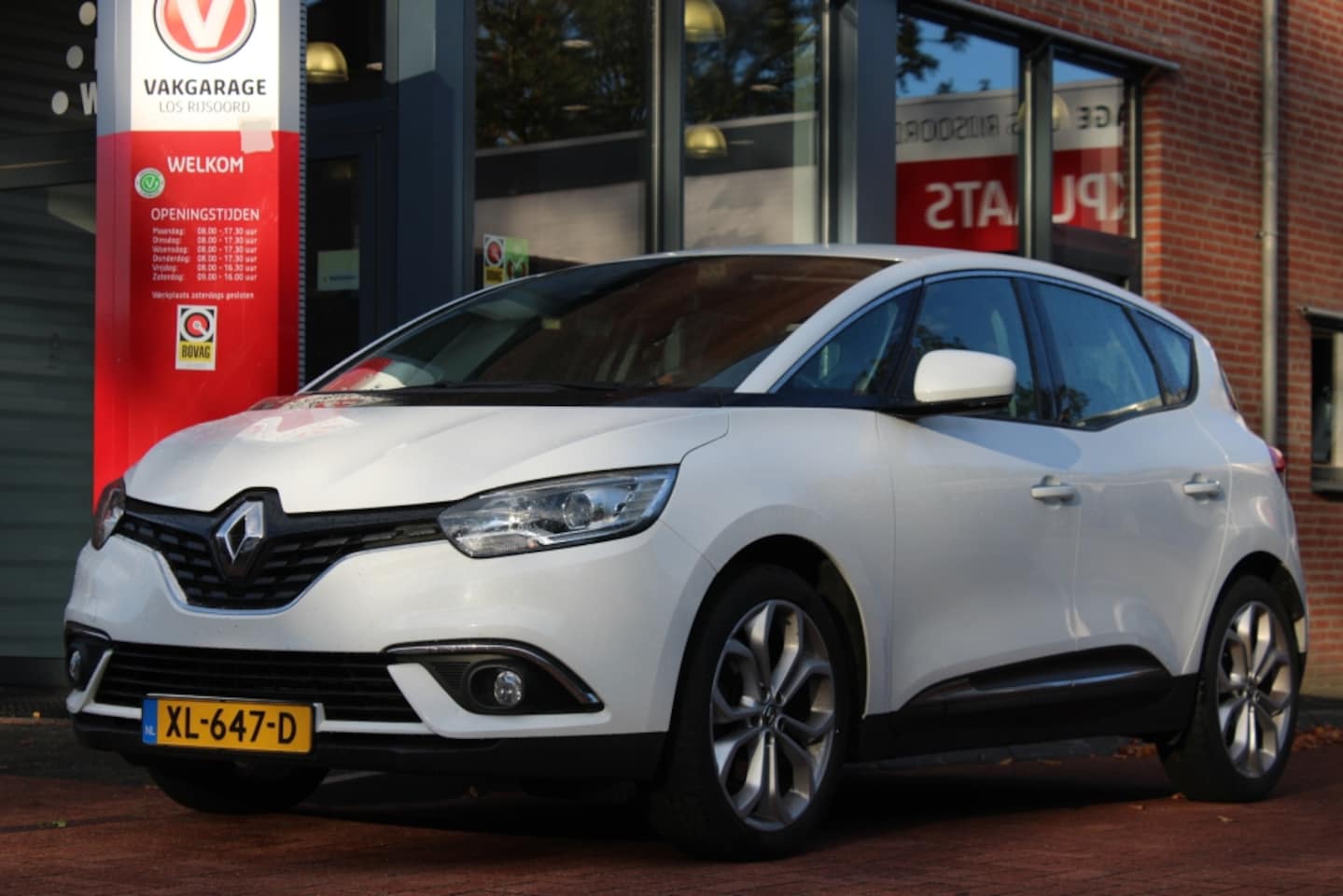 Renault Mégane Scénic - 1.2 TCE *Zen* | Trekhaak | Carplay | Navigatie | Cruise & Climate Control | - AutoWereld.nl