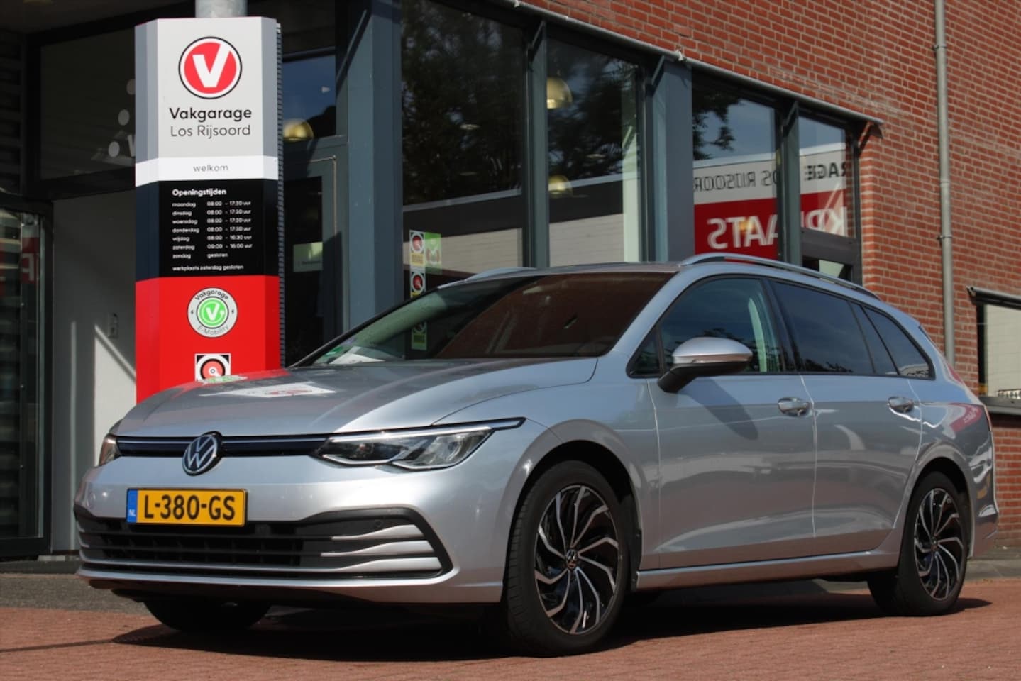 Volkswagen Golf Variant - 1.0 eTSI Aut. *Life* | Trekhaak | Carplay | Adaptive Cruise & Climate Control | Massage St - AutoWereld.nl