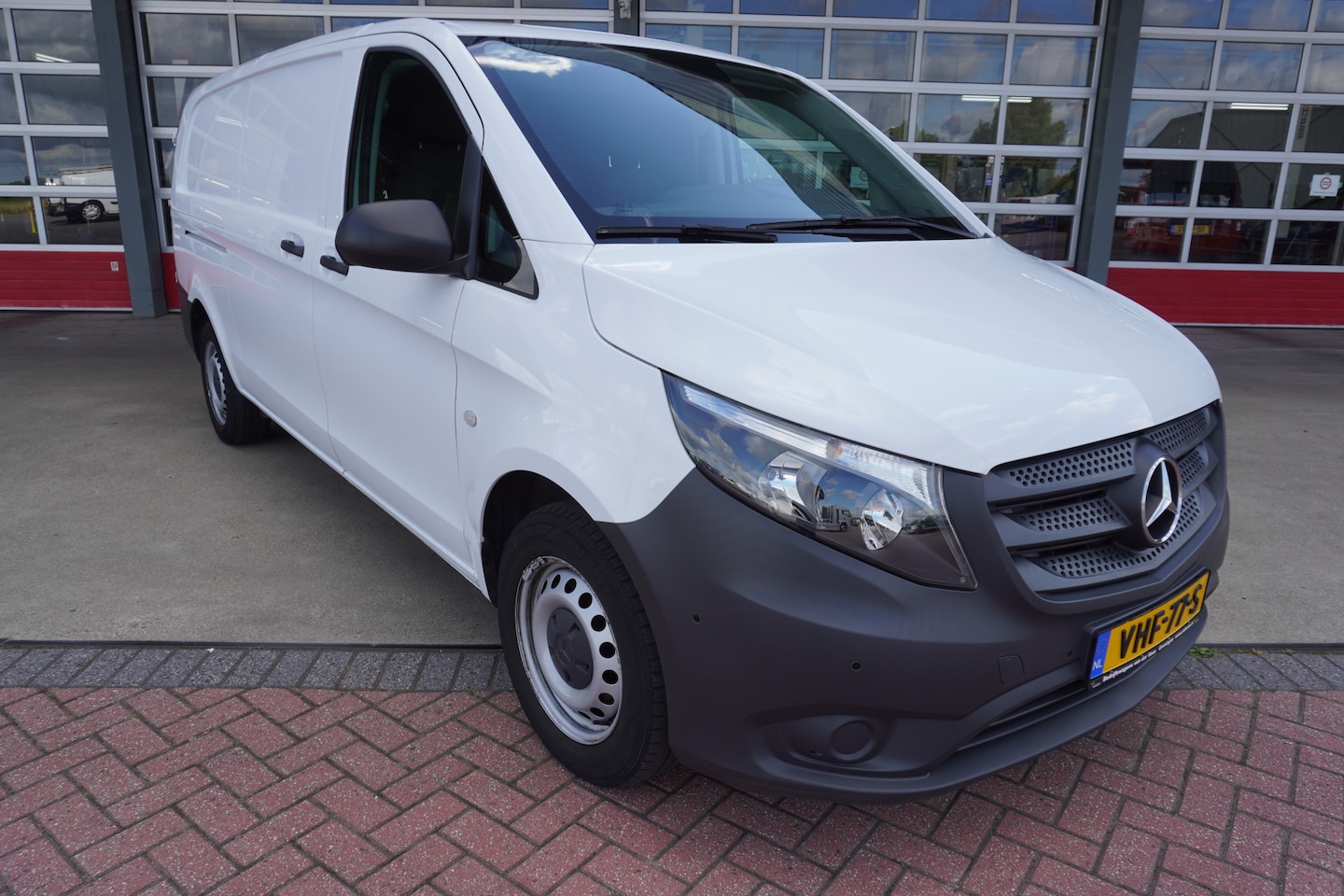 Mercedes-Benz Vito - 116 CDI 164PK Extra Lang Nr. V015 | Airco | Cruise | Navi | Trekhaak - AutoWereld.nl