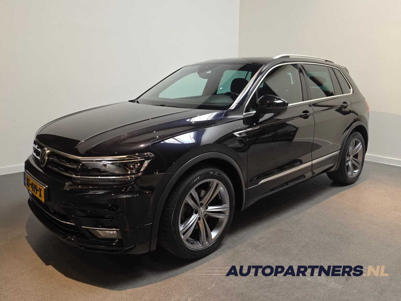 Volkswagen Tiguan - 1.5 TSI ACT Highline Business R - Panoramadak - Stoelverwarming - Apple Carplay / Android - AutoWereld.nl