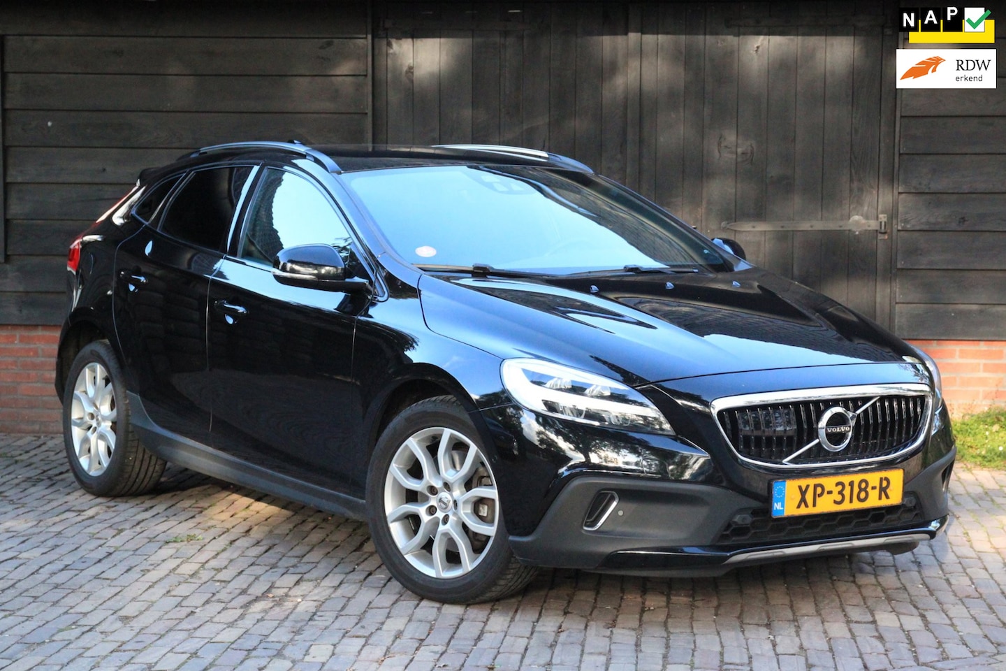 Volvo V40 Cross Country - 1.5 T3 Polar+ Luxury Panorama/Camera/Leer/Blis/Adaptive/Parkeersensor v,a - AutoWereld.nl