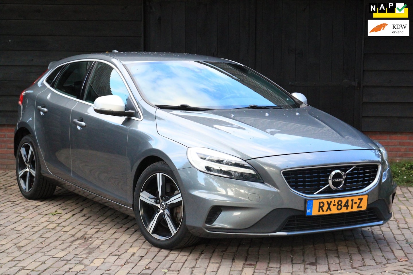 Volvo V40 - 2.0 T4 Business Sport R Design/Navigatie/Stoelverwarming/Parkeersensor - AutoWereld.nl