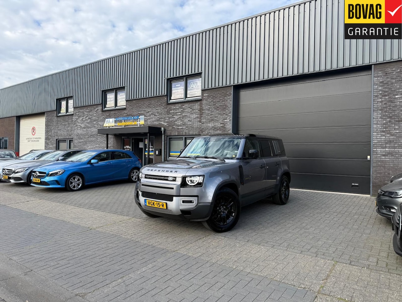 Land Rover Defender 110 - 2.0 D240 S | 3/6/12MND GARANTIE | GRIJSKENTEKEN| PANO | CRUISE | LED | CARPLAY | DAB | NAV - AutoWereld.nl