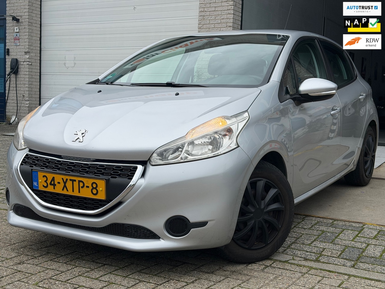 Peugeot 208 - 1.2 VTi Access/ nap/ dealeronderhouden/ 1jaar apk/ airco/ navi/ zeer nette auto. - AutoWereld.nl
