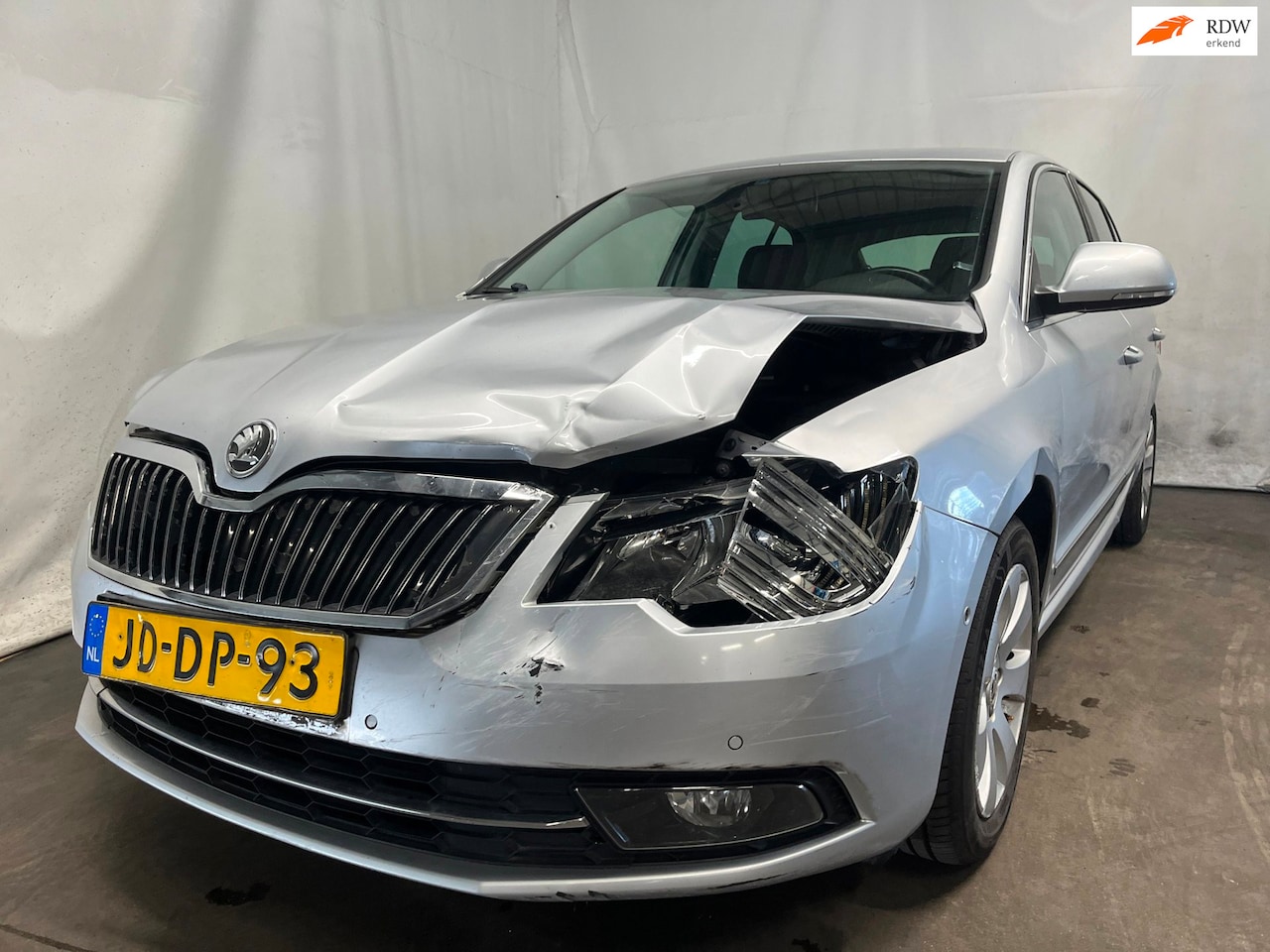 Skoda Superb - 1.4 TSI Ambition Business - Voorschade koelvloeistof lek - BPM - AutoWereld.nl