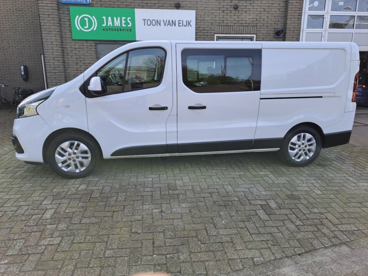 Renault Trafic - 125 Pk Comfort  Luxe  Euro 6   dub. cab. 2x schuifdeur Navi-trekhaak - AutoWereld.nl