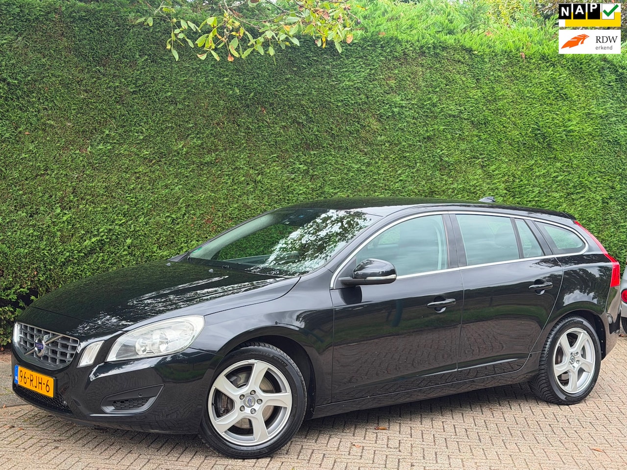 Volvo V60 - 2.0T NETTE AUTO/RIJDT GOED/203PK/TOP ONDERHOUDEN!! - AutoWereld.nl