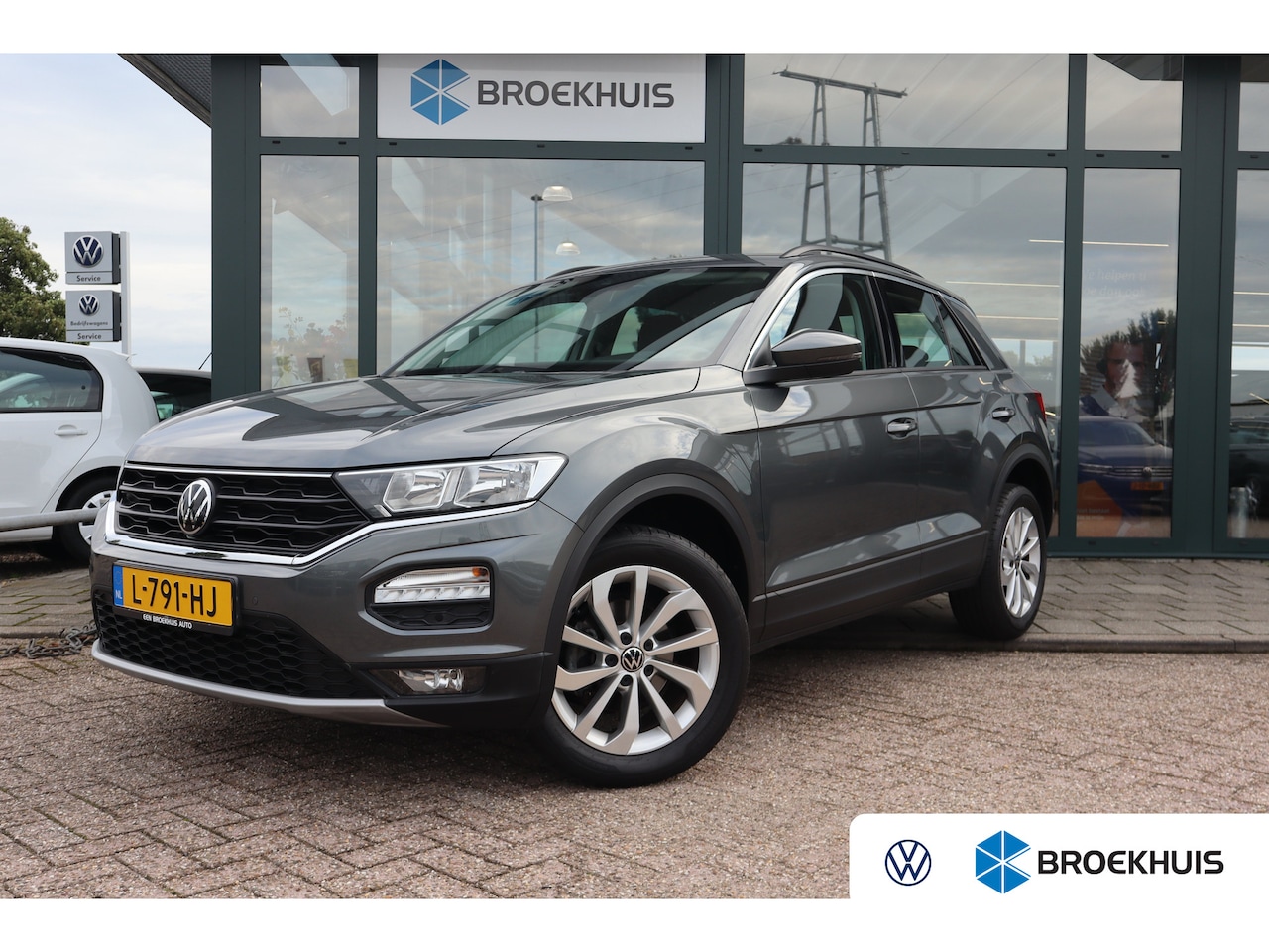 Volkswagen T-Roc - 1.5 TSI Style 150PK Automaat | Airco | Cruise control adaptief | Navigatiesysteem - AutoWereld.nl