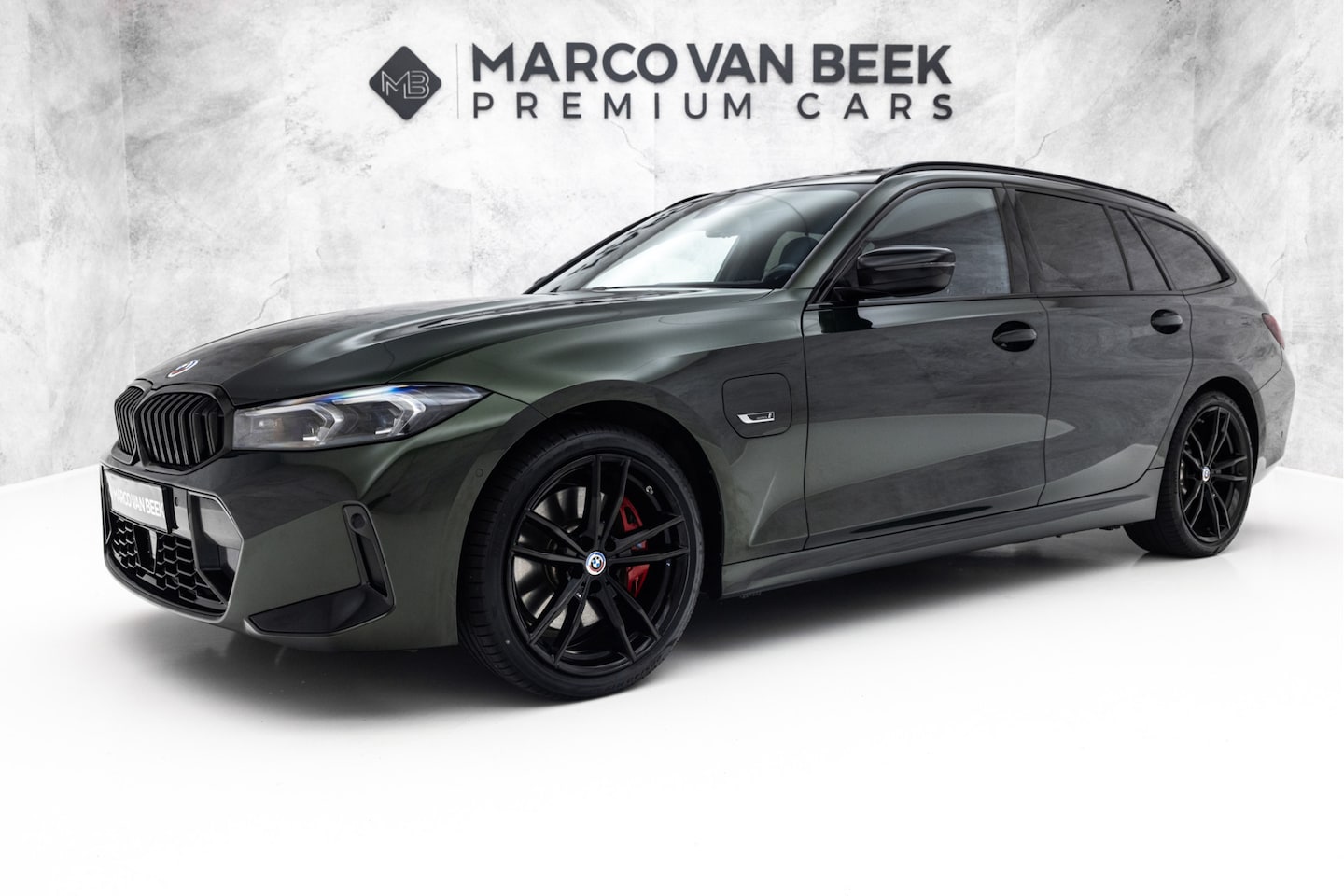 BMW 3-serie Touring - 320e | M Sport Pro | Pano | 19" | H/K | Individual - AutoWereld.nl
