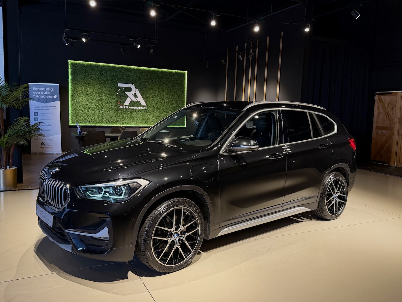 BMW X1 - xDrive25e High-Exe Camera|Leer|LED|220pk 2021 Zwart Metallic - AutoWereld.nl