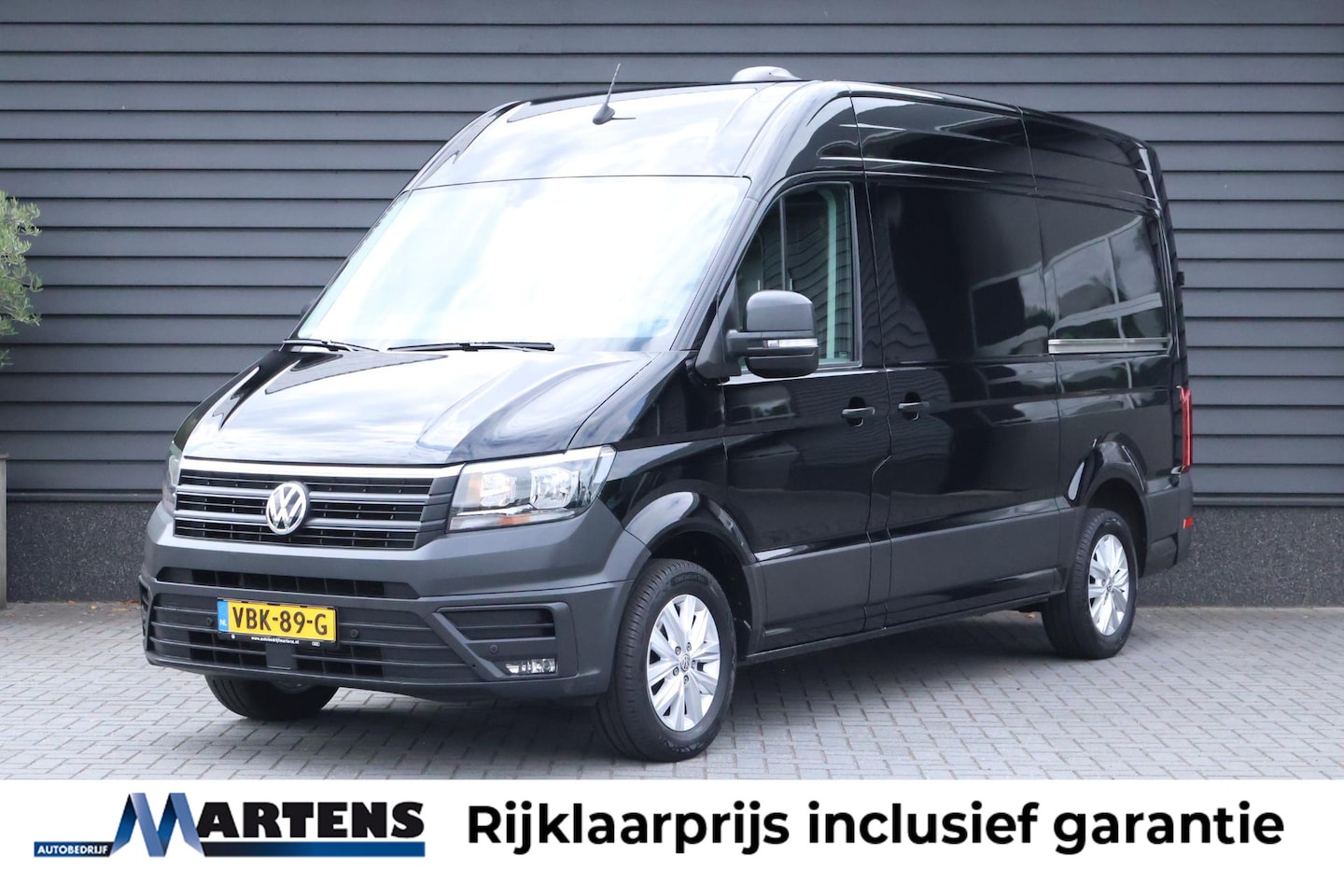 Volkswagen Crafter - 35 2.0 TDI 140pk DSG L4H3 Highline Schuifdeur L+R Camera Navigatie - AutoWereld.nl