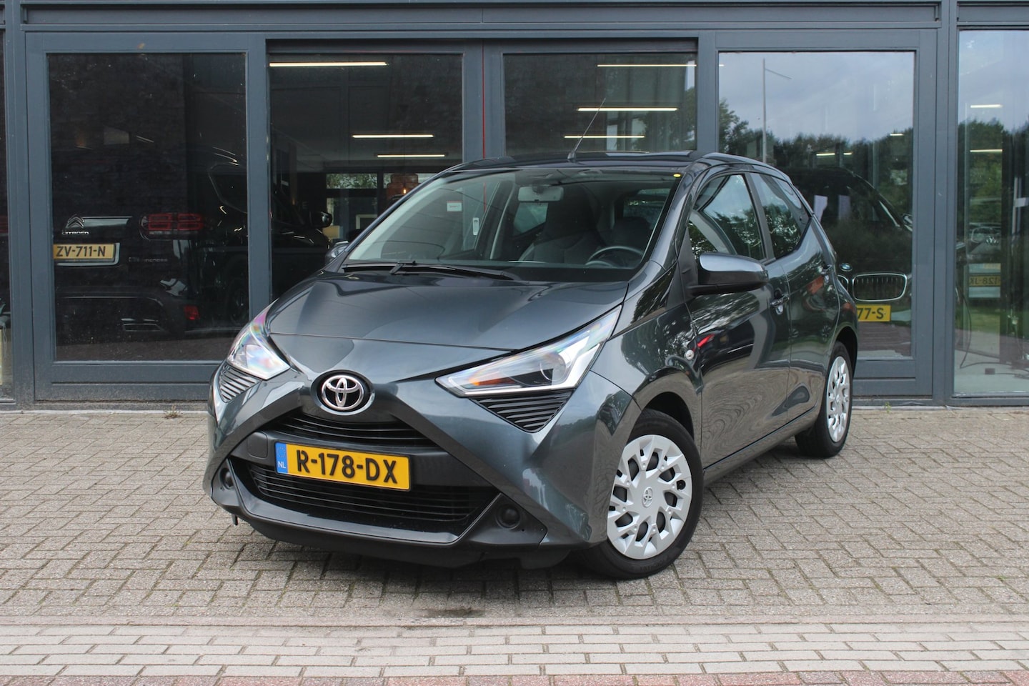 Toyota Aygo - 1.0 VVT-i x-play | Automaat | Airco | 5 Deurs - AutoWereld.nl