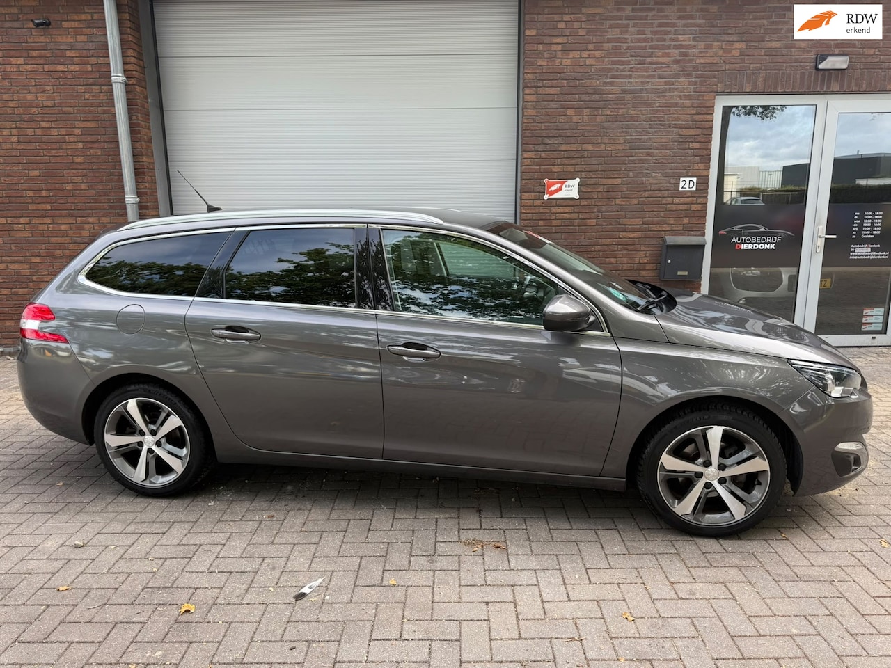 Peugeot 308 SW - 1.2 PureTech Allure|AUTOMAAT|AIRCO|CAMERA - AutoWereld.nl