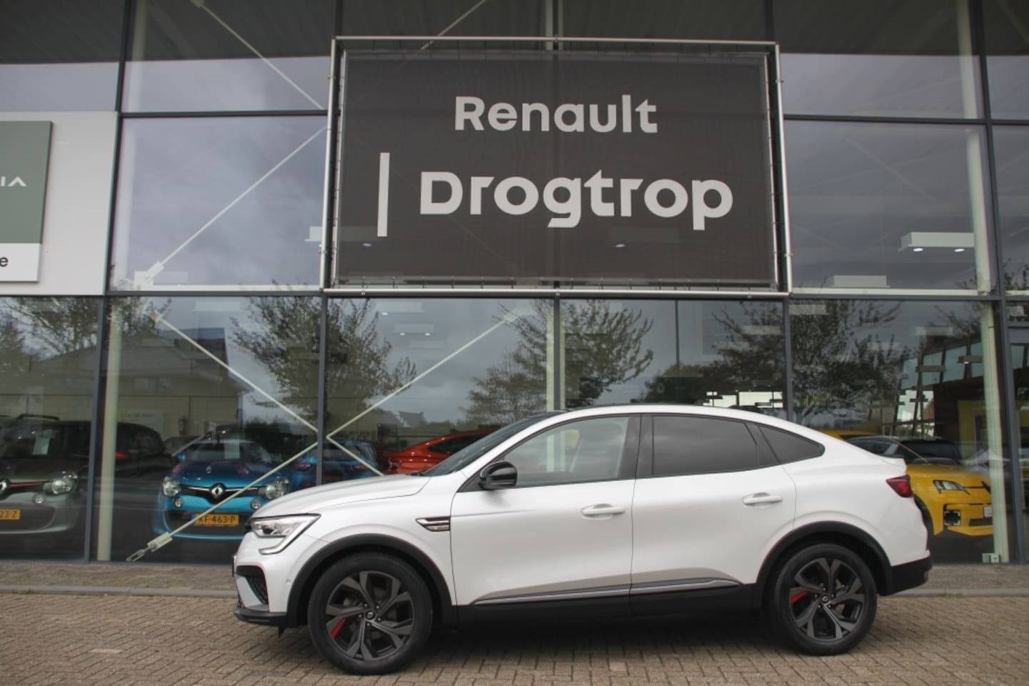 Renault Arkana - 145PK-HYBRID-RS LINE-73DKM-NAVI-CLIMA-ADAPTIVE CRUISE-PLAATJE !- - AutoWereld.nl