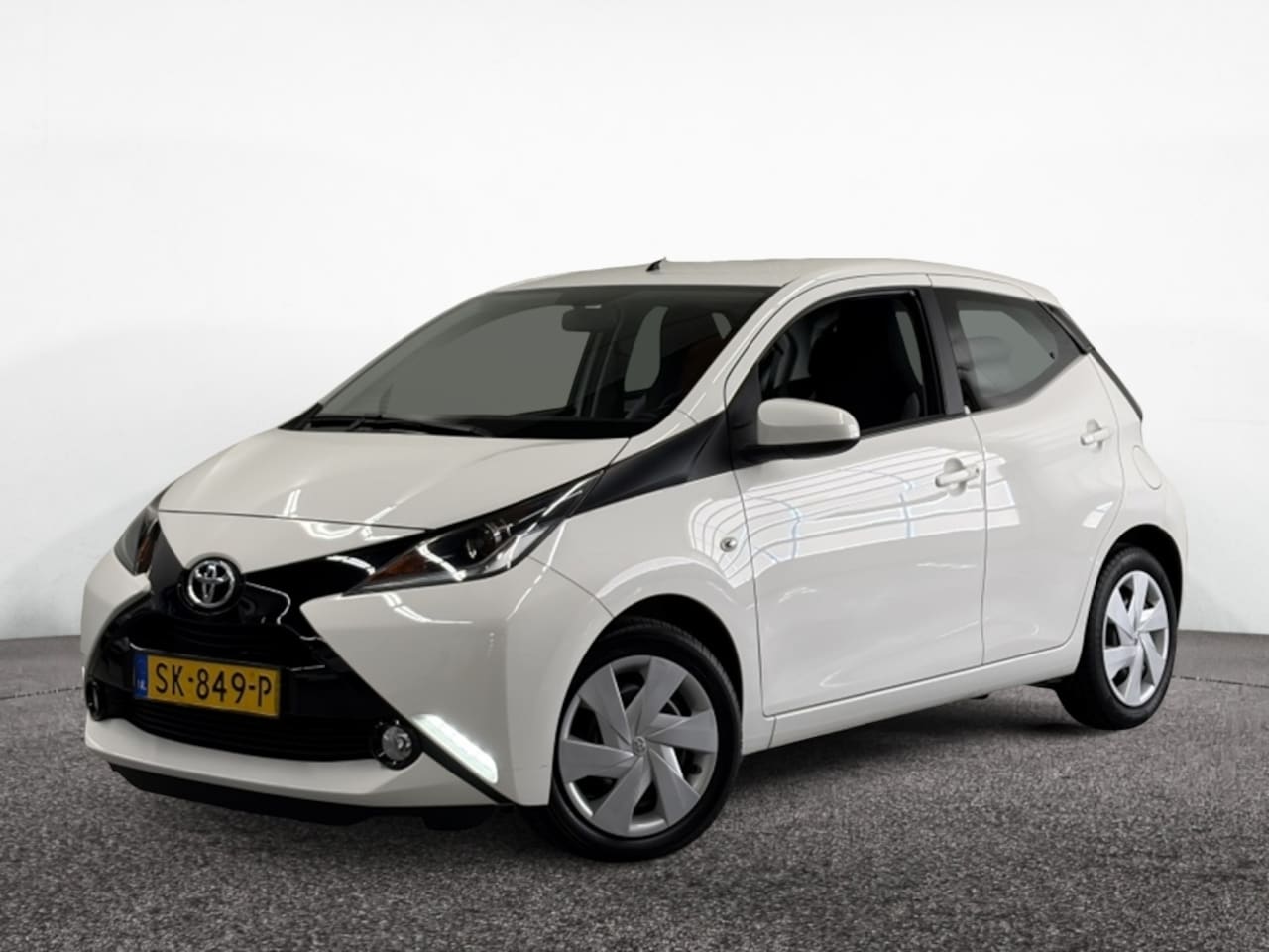 Toyota Aygo - 1.0 VVT-i x-nav 1.0 VVT-i x-nav - AutoWereld.nl