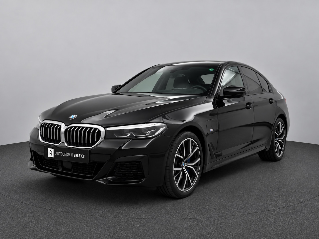 BMW 5-serie - 545e xDrive M-Sport | Trekhaak | 19 inch | Camera | ACC | Carplay | Dealer onderhouden | S - AutoWereld.nl
