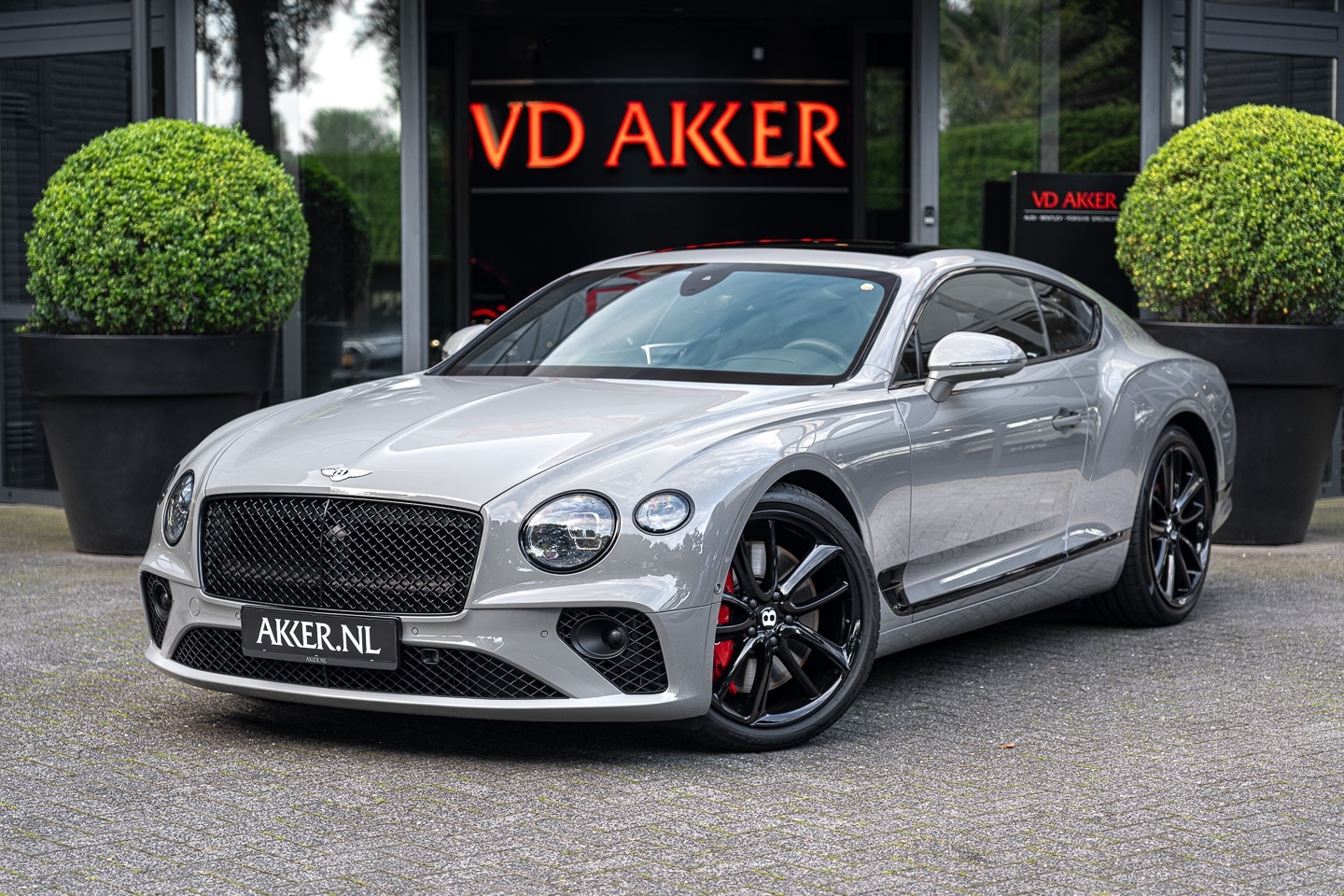 Bentley Continental GT - V8 Mulliner | Blackline | Head-up | Pano.dak | Massage | Nachtzicht - AutoWereld.nl
