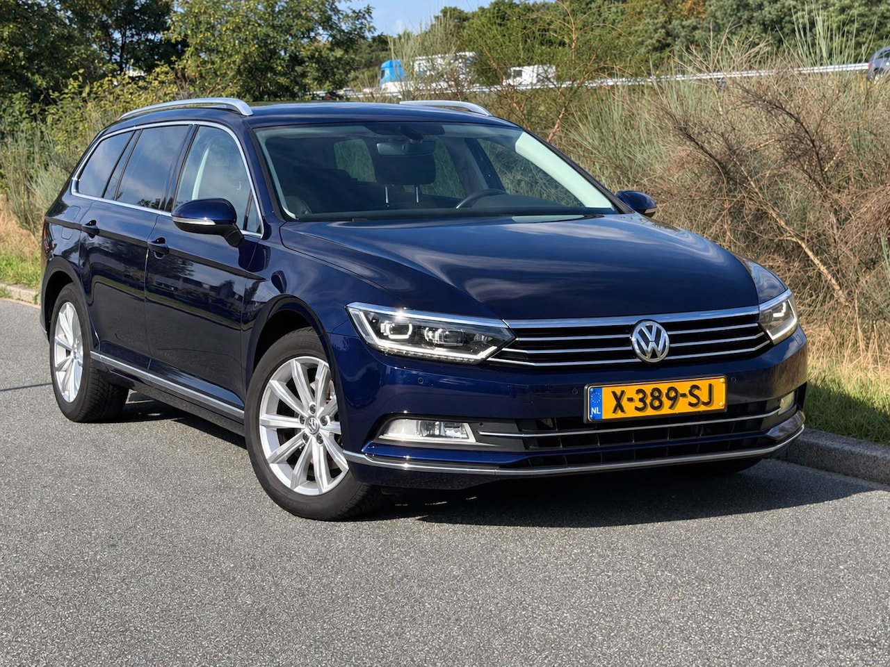 Volkswagen Passat Variant - 1.6 TDI Highline Business R-line led/xenon cam alcantara carplay trekh stoel/stuurverw - AutoWereld.nl