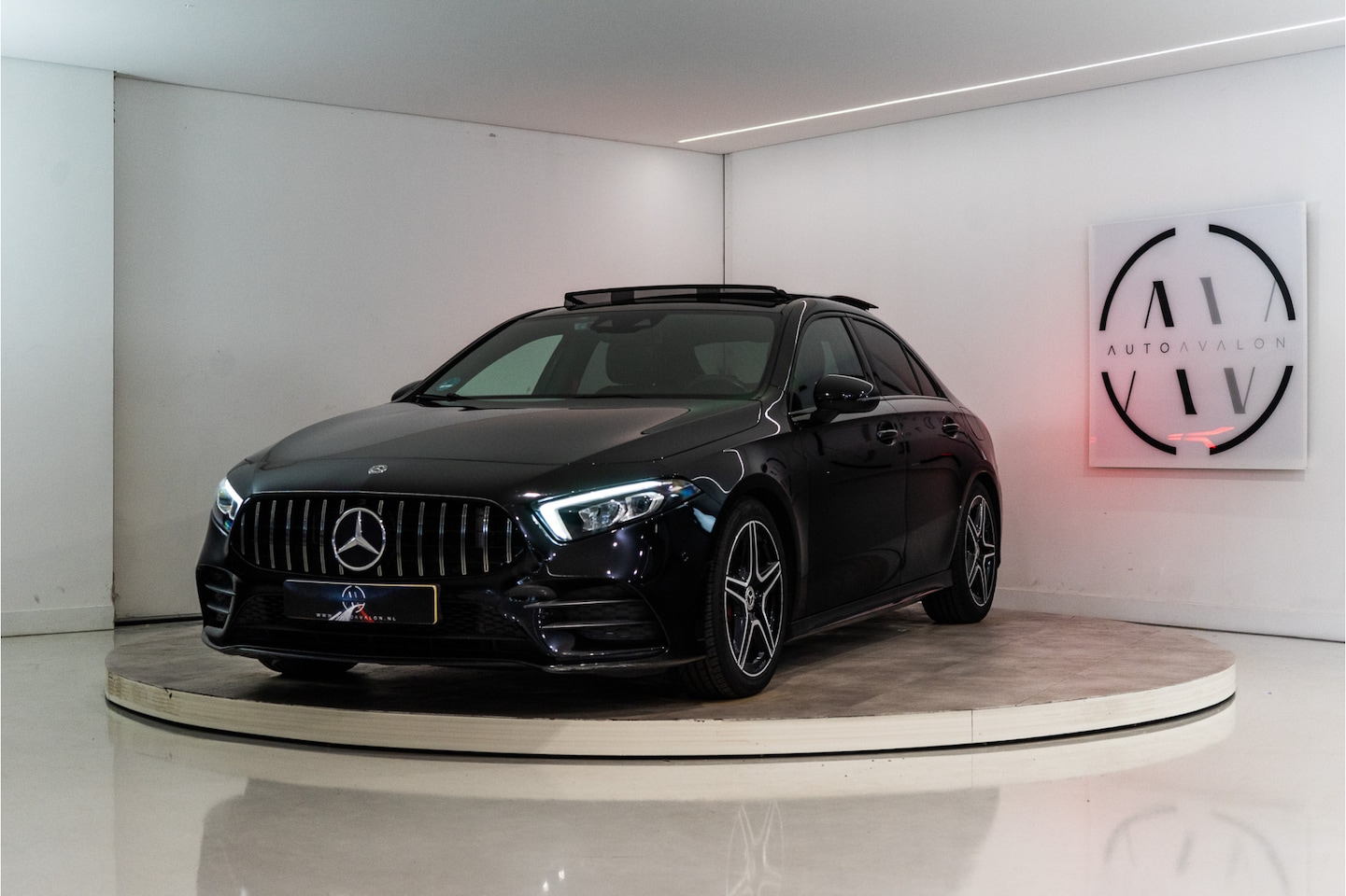 Mercedes-Benz A-klasse - 180 Business Solution AMG 136PK | A35 Optiek | Pano | Sfeer | LED | Carplay | Garantie - AutoWereld.nl