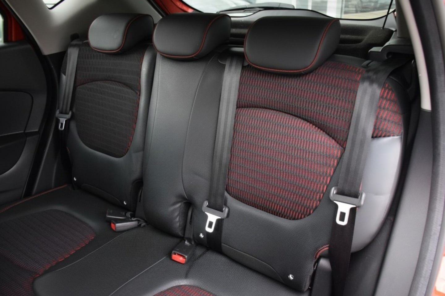 Renault Captur - 1.2 TCe Helly Hansen 1.2 TCe Helly Hansen, Automaat, Parkeercamera, Trekhaak, Dealeronderhouden,