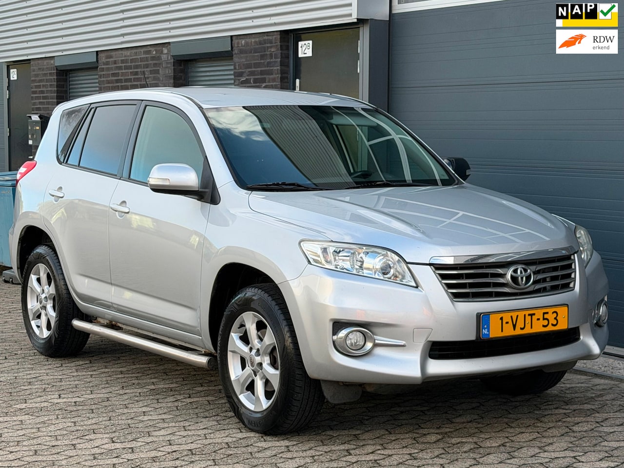Toyota RAV4 - 2.2 D-4D GRIJS-KENTEKEN CLIMA TREKHAAK PDC CRUISE-CONTROL - AutoWereld.nl