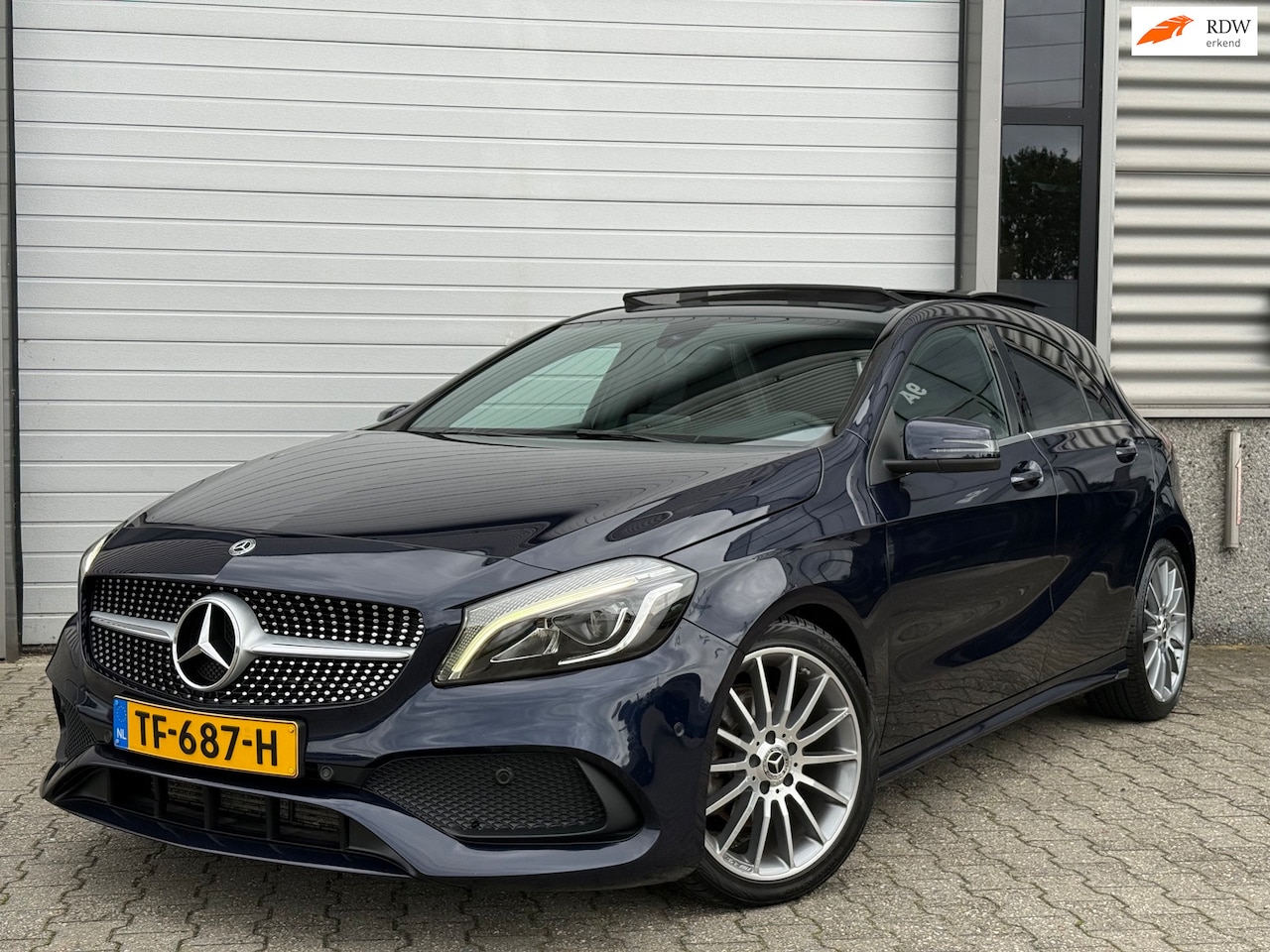 Mercedes-Benz A-klasse - 160 AMG-line Pano Xenon Keyless Camera Trekhaak - AutoWereld.nl