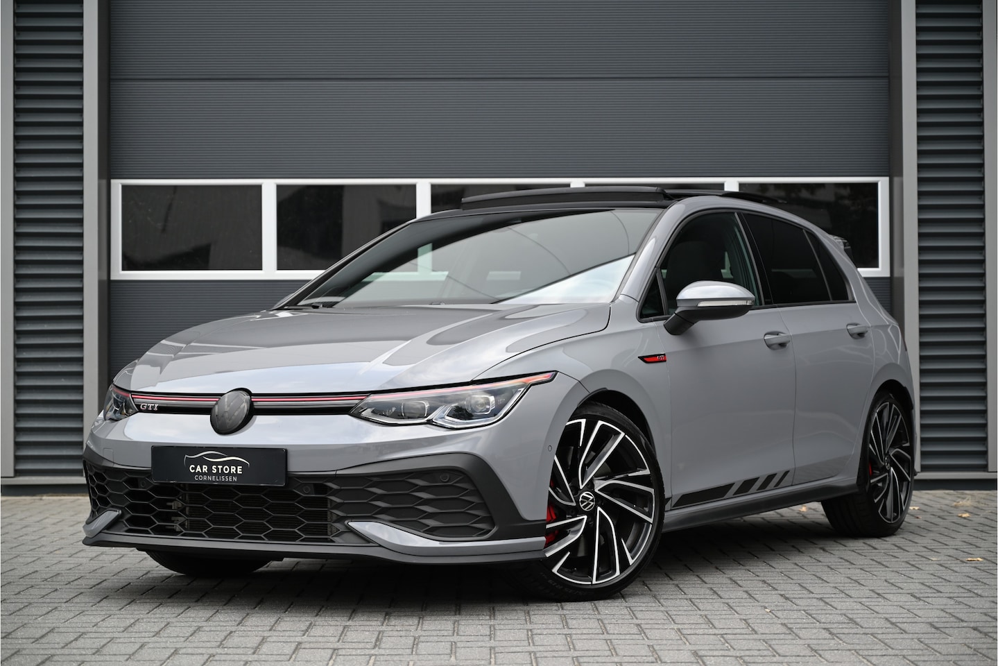 Volkswagen Golf - 2.0 TSI GTI CLUBSPORT 300 PK / PANO / IQ LIGHT / HARMAN KARDON / HEAD UP DISPLAY / MOONSTO - AutoWereld.nl
