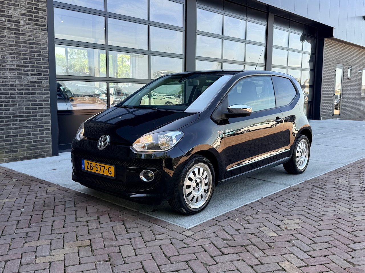 Volkswagen Up! - 1.0 Black Edition High up! | Airco | Cruise | - AutoWereld.nl