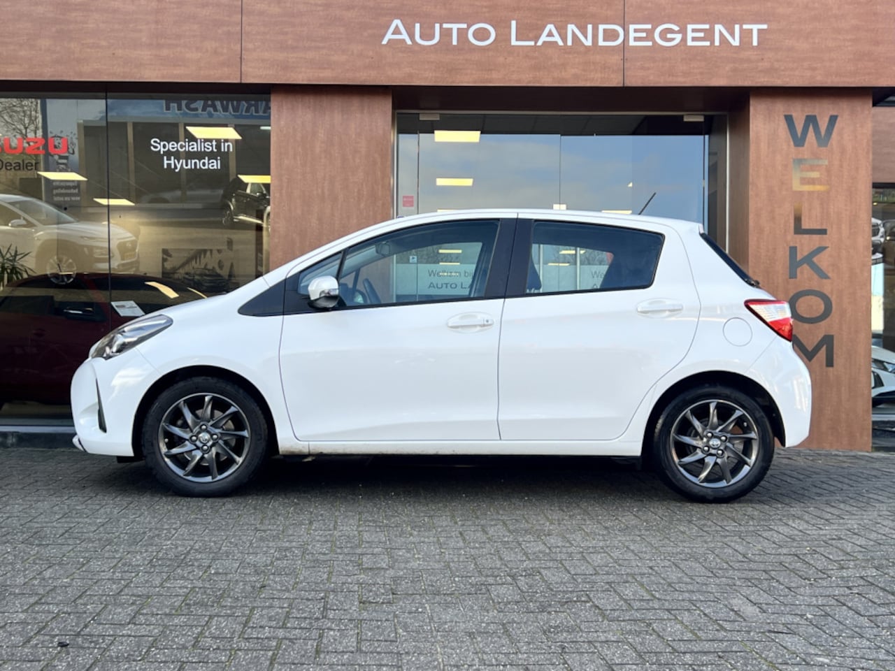 Toyota Yaris - 1.5 VVT-i Comfort | Trekhaak | LM velgen | Bluetooth | Radio - AutoWereld.nl