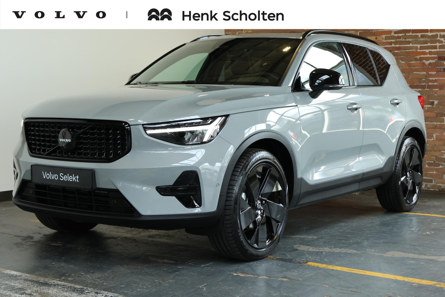 Volvo XC40 - B4 Plus Black Edition | Panoramadak | Trekhaak | Stoelverwarming | Parkeersensoren voor + - AutoWereld.nl