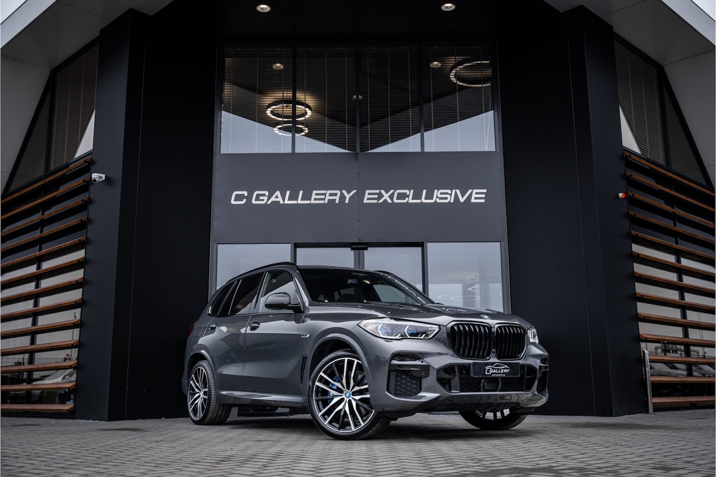 BMW X5 - xDrive45e High Executive - M-sport l Dravit Grau l Swarovski l Panorama l Laser - AutoWereld.nl