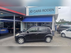 Daihatsu Sirion 2 - 1.0-12V Premium Luxe Lage km let op