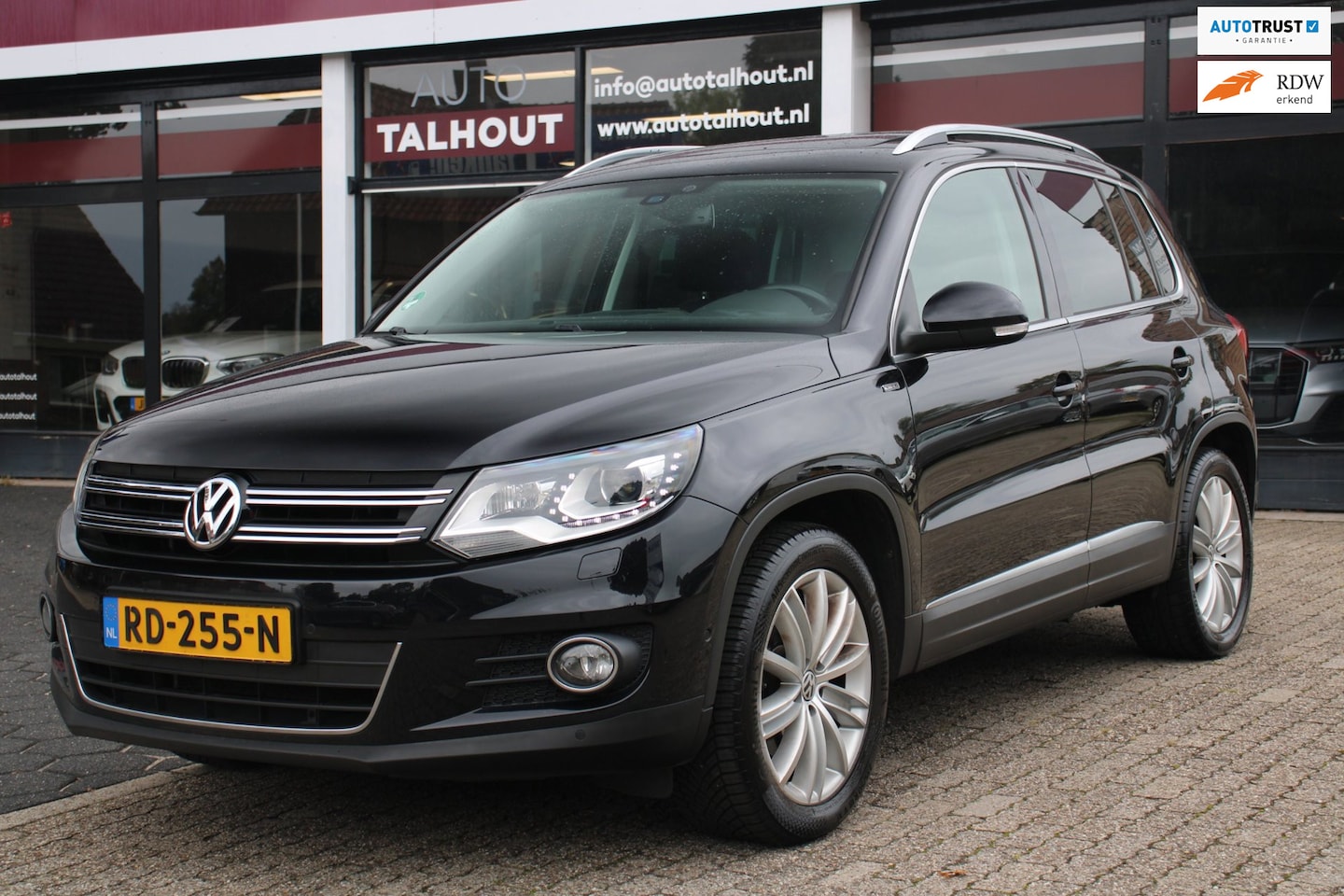 Volkswagen Tiguan - 1.4 TSI LIFE - PANO, TREKHAAK, XENON, NAVI, BLUETOOTH, STOELVERWARMING - AutoWereld.nl