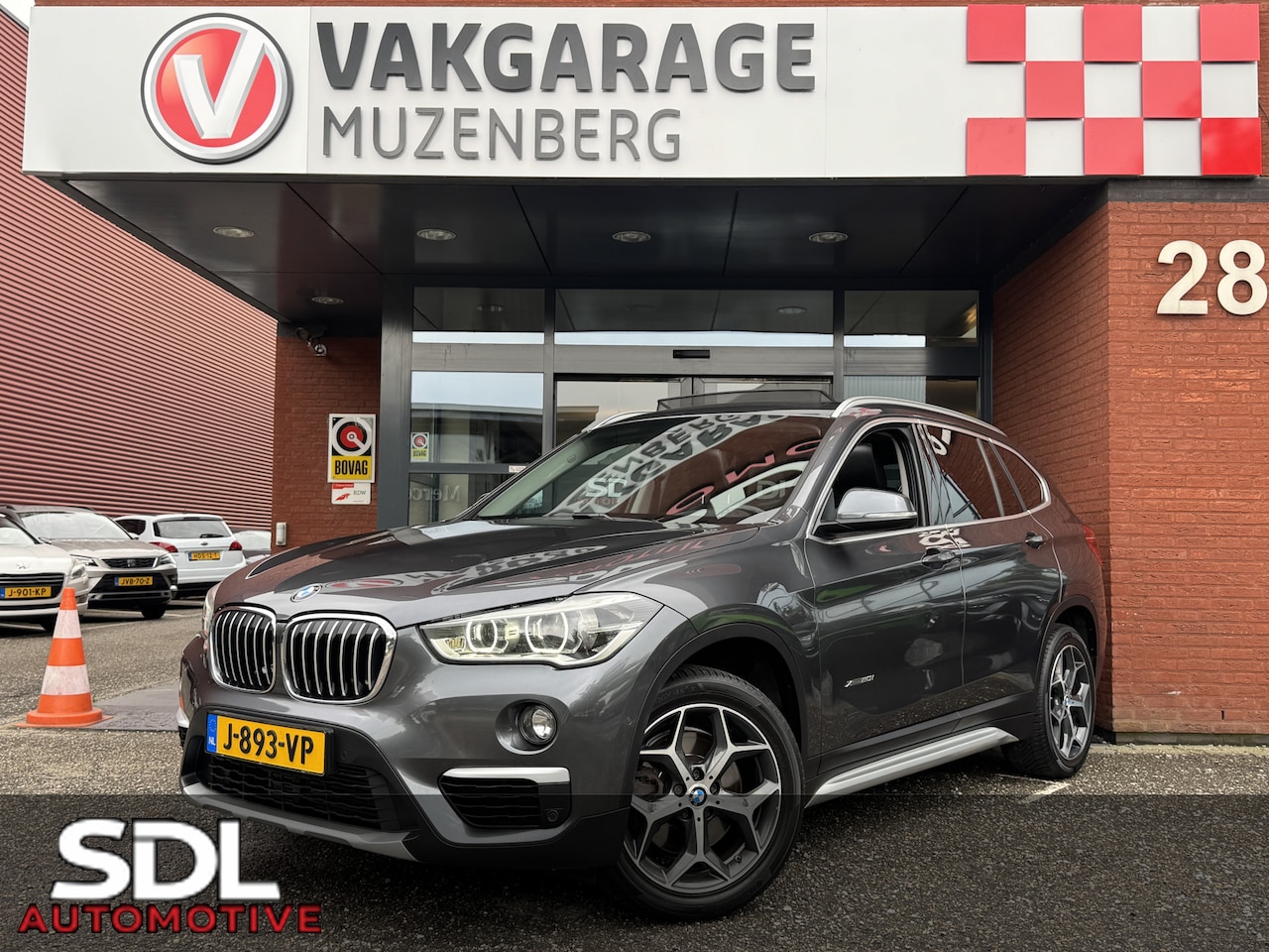 BMW X1 - xDrive20i Executive // PANO / SCHUIF- KANTELDAK // NAVI // PDC V+A // CRUISE // TREKHAAK / - AutoWereld.nl