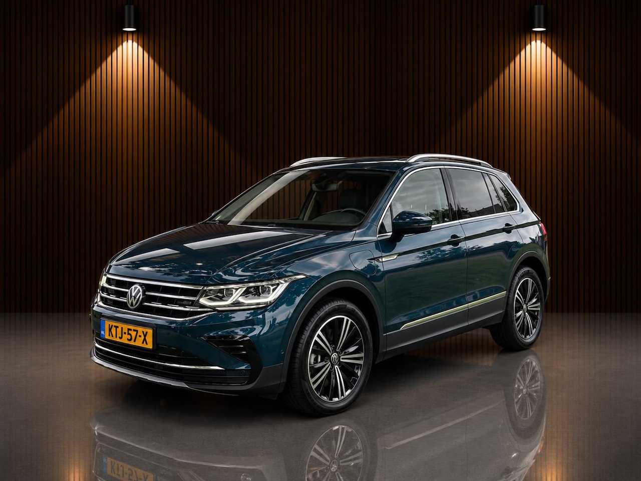 Volkswagen Tiguan - 1.4 TSI eHybrid R-Line Business+ SOH 97% - AutoWereld.nl