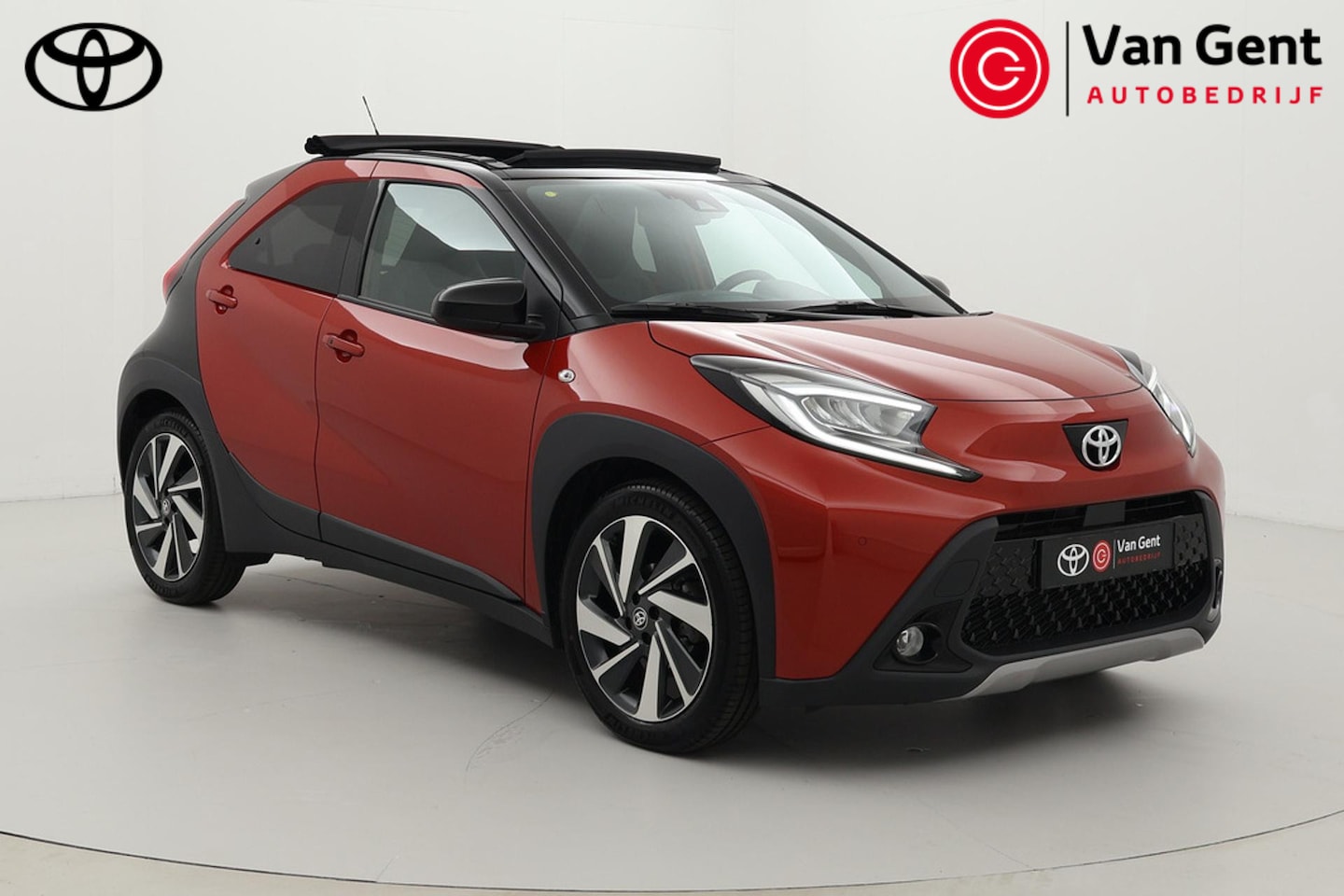 Toyota Aygo X - 1.0 VVT-i MT Premium | Elektrisch vouwdak | Apple Carplay / Android Auto | Stoelverwarming - AutoWereld.nl