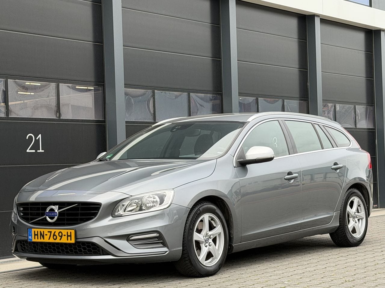 Volvo V60 - V-60 2.0 D3 R-Design Navi Clima PDC EURO-6 - AutoWereld.nl
